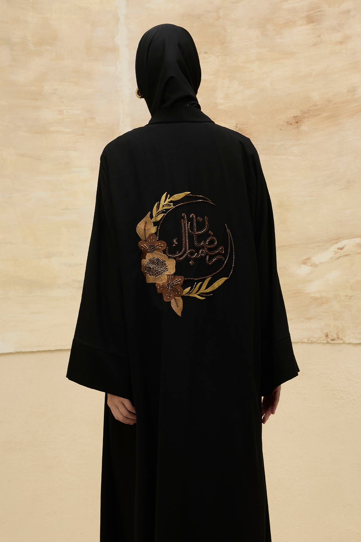 Ramazan Mübarek Yazılı Sırt Gold Boncuk Nakış İşlemeli Siyah Abaya