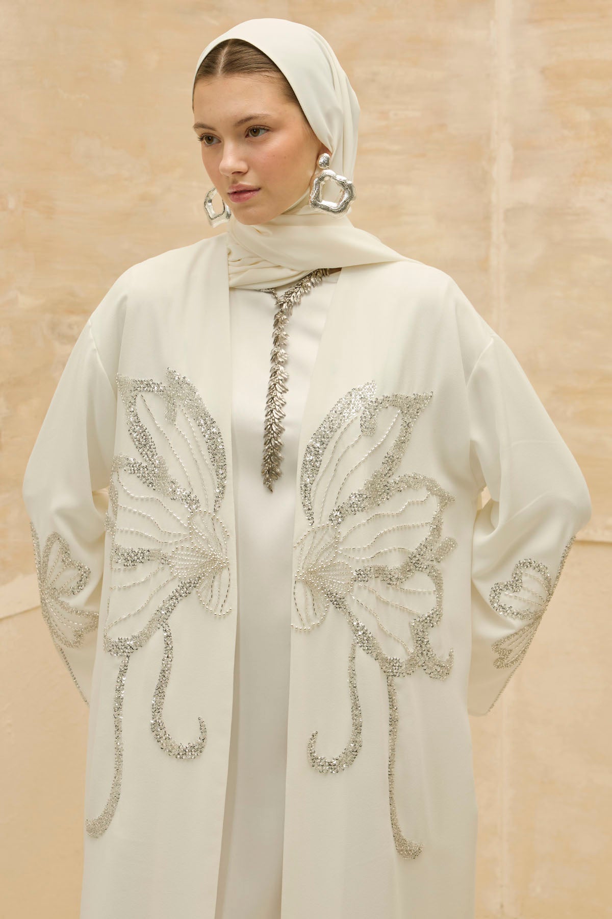 Yonca Taş Boncuk İşlemeli Kol Yırtmaçlı Uzun Beyaz Abaya