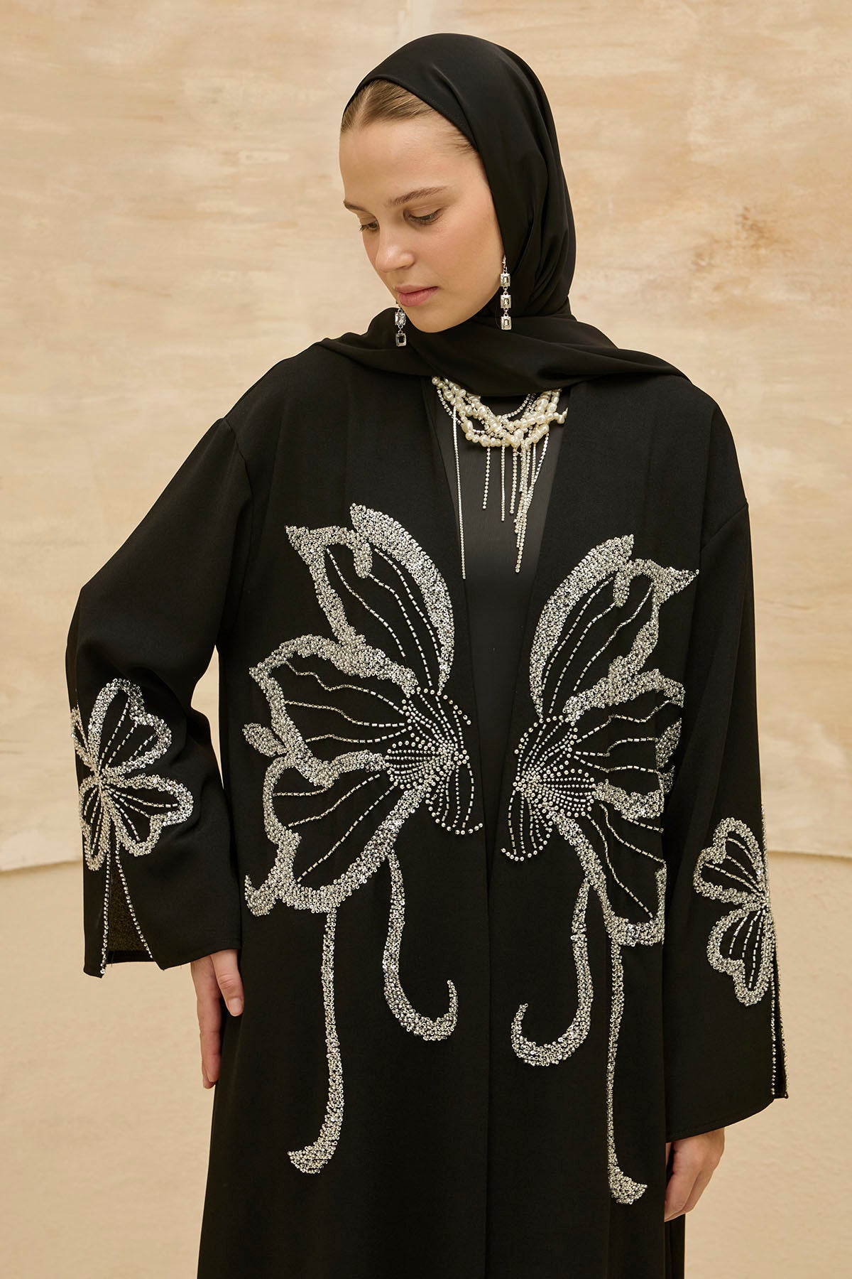 Yonca Taş Boncuk İşlemeli Kol Yırtmaçlı Uzun Siyah Abaya