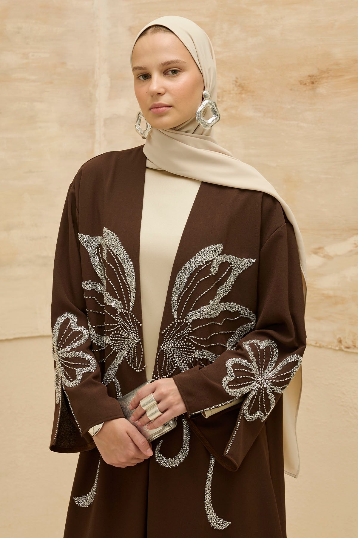 Yonca Taş Boncuk İşlemeli Kol Yırtmaçlı Uzun Kahverengi Abaya