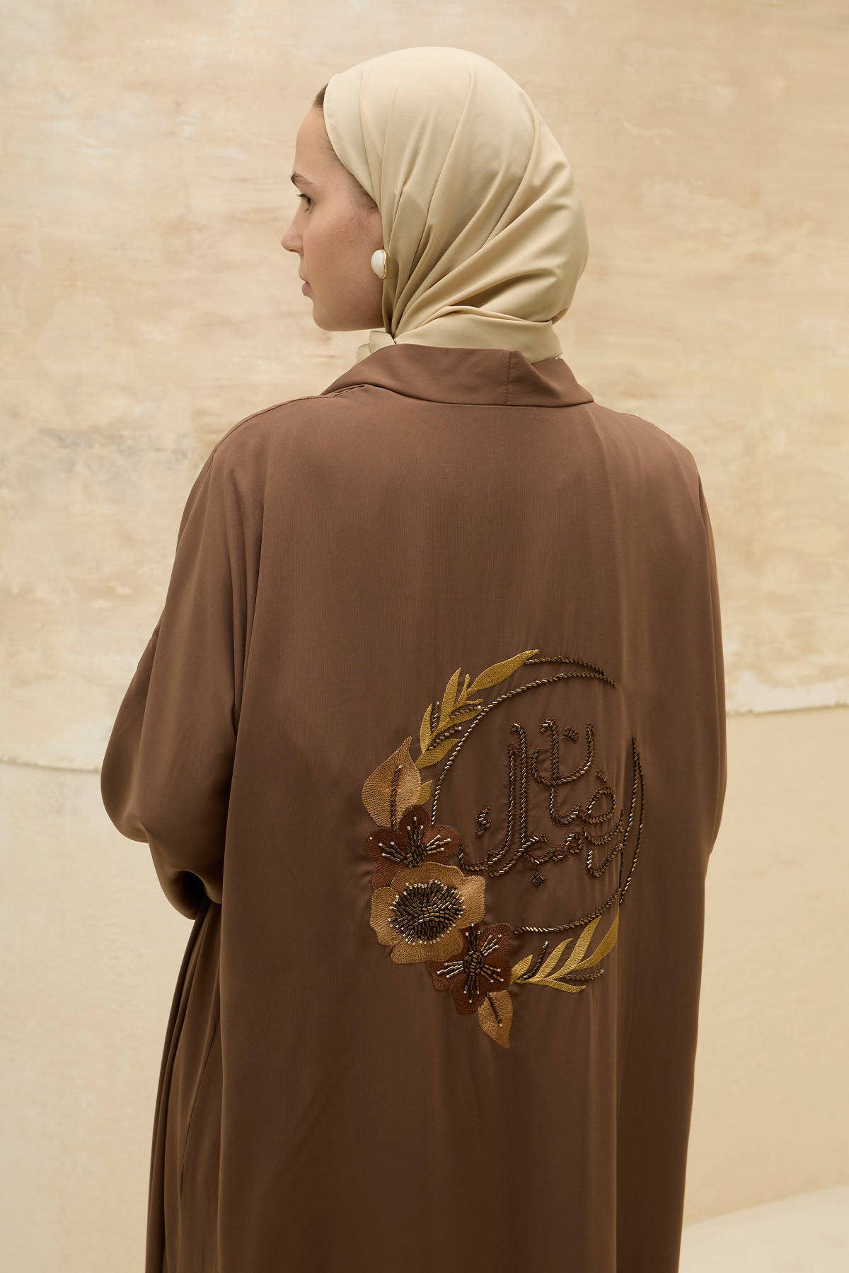 Ramazan Mübarek Yazılı Sırt Gold Boncuk Nakış İşlemeli Kahverengi Abaya