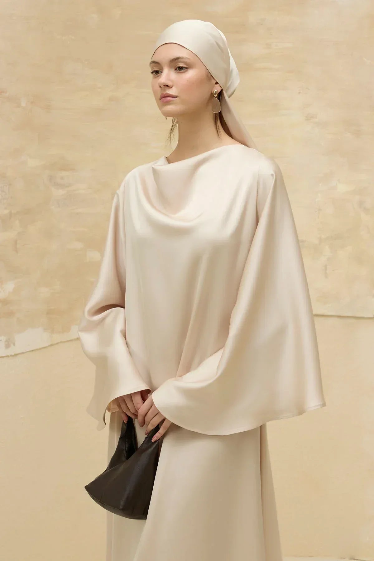 Çift Taraflı Saten Bej Elbise