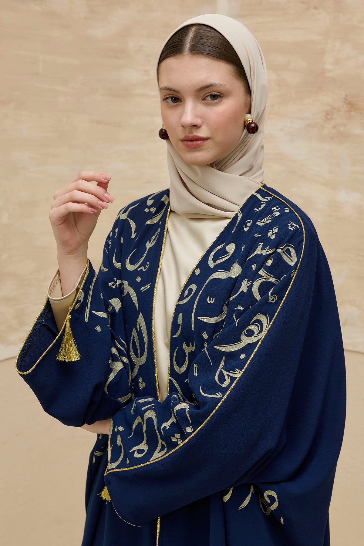 Kaligrafik Desenli Üst Form Omuz ve Kol Biyeli Uzun Lacivert Abaya