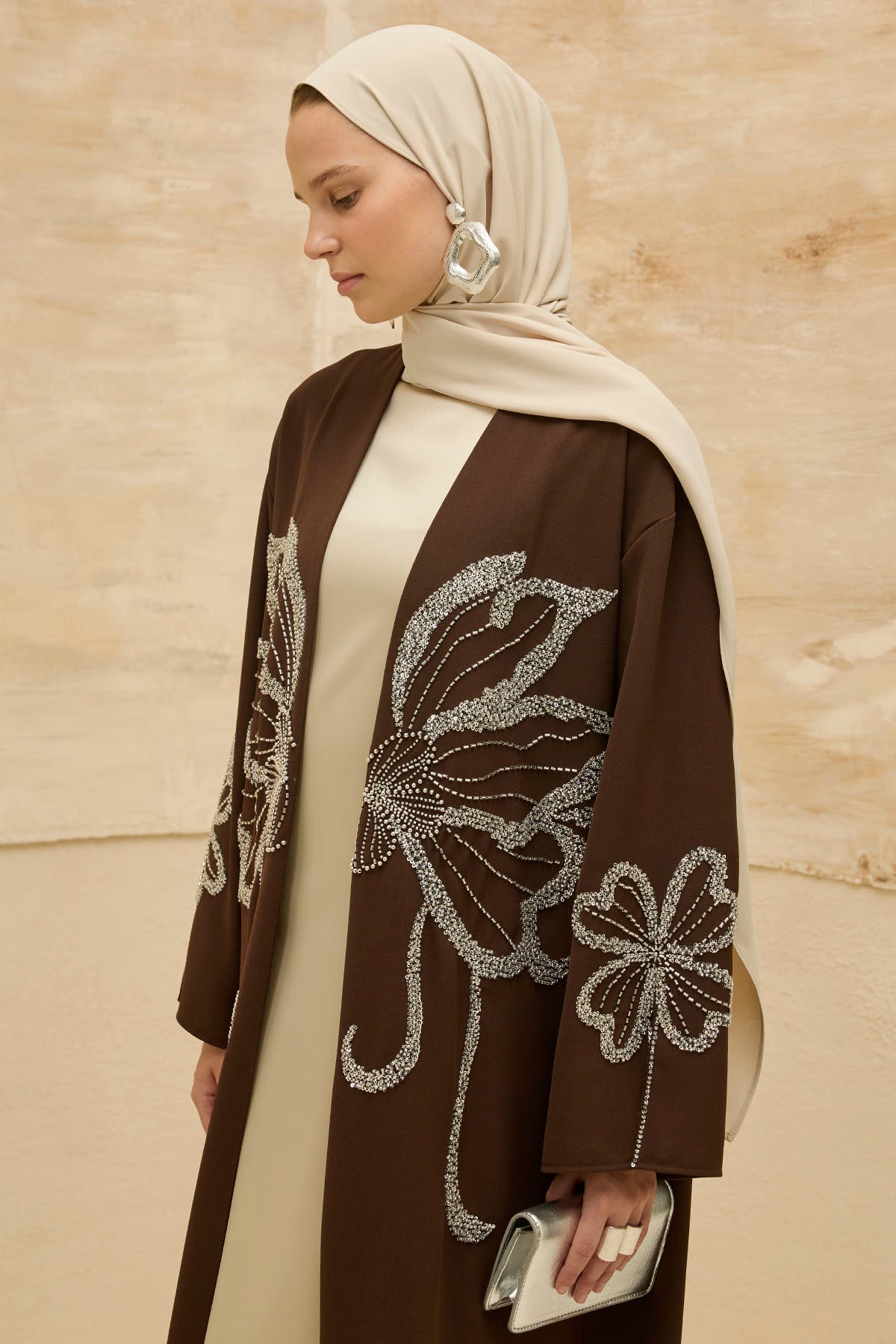 Yonca Taş Boncuk İşlemeli Kol Yırtmaçlı Uzun Kahverengi Abaya