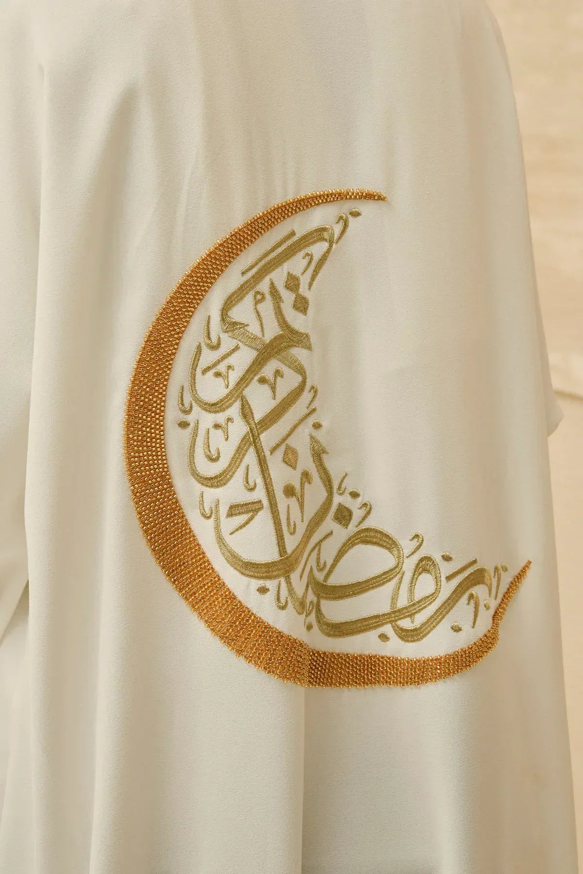 Ramazan Kerim Yazılı Gold Hilal İşlemeli Geniş Kol Uzun Beyaz Abaya - VIADEL Atelier