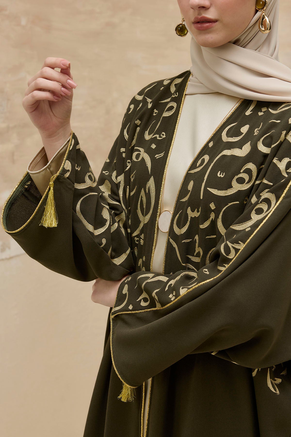 Kaligrafik Desenli Üst Form Omuz ve Kol Biyeli Uzun Haki Abaya