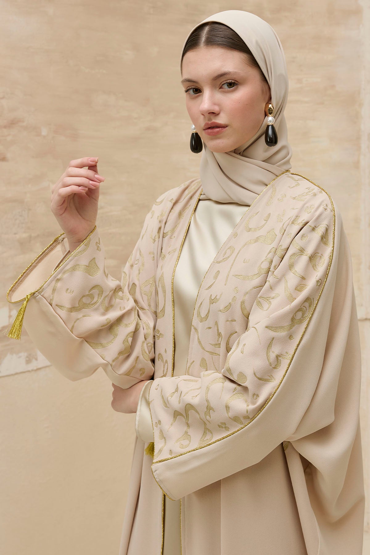 Kaligrafik Desenli Üst Form Omuz ve Kol Biyeli Uzun Taş Abaya