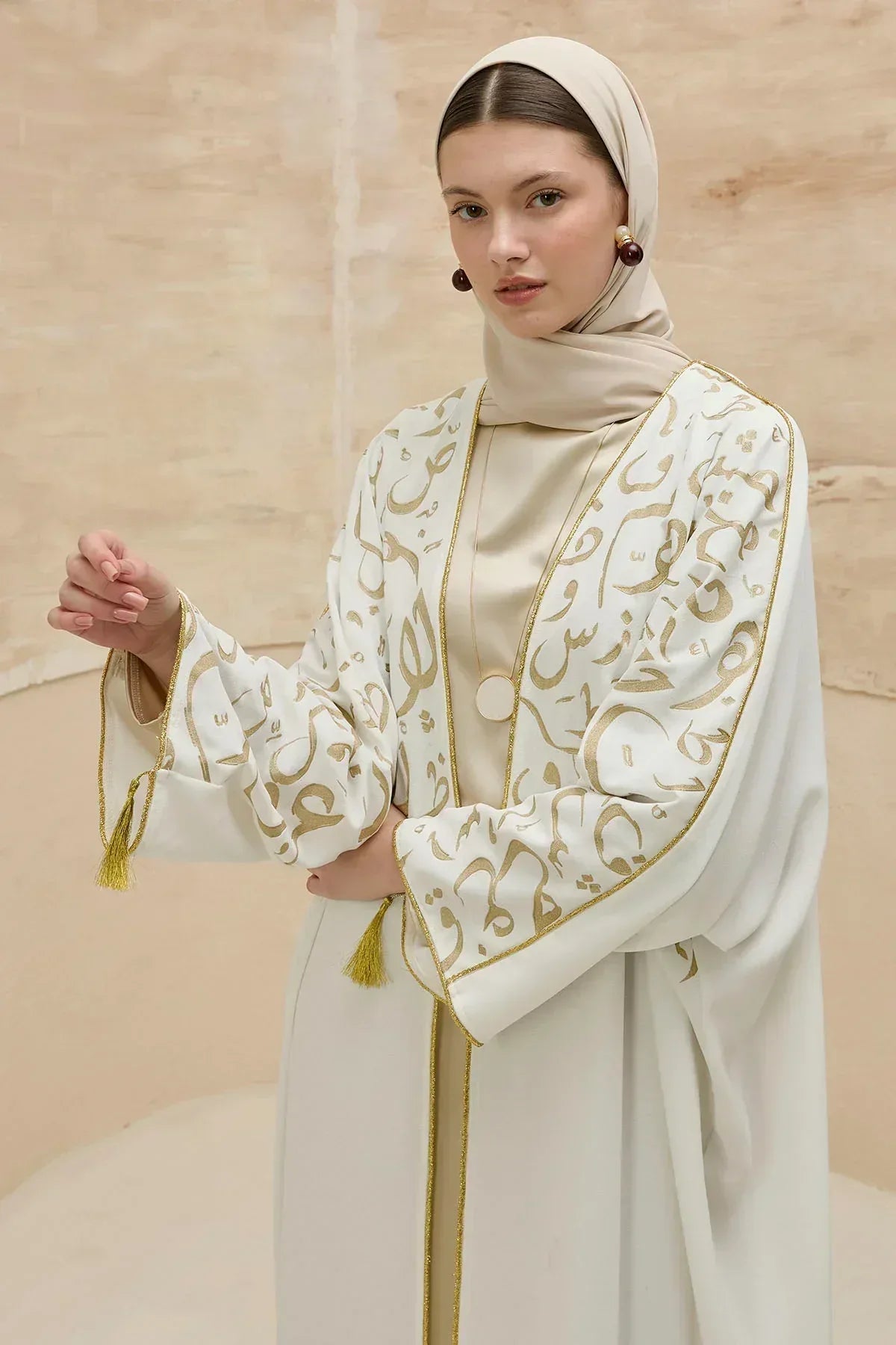 Kaligrafik Desenli Üst Form Omuz ve Kol Biyeli Uzun Beyaz Abaya - VIADEL Atelier