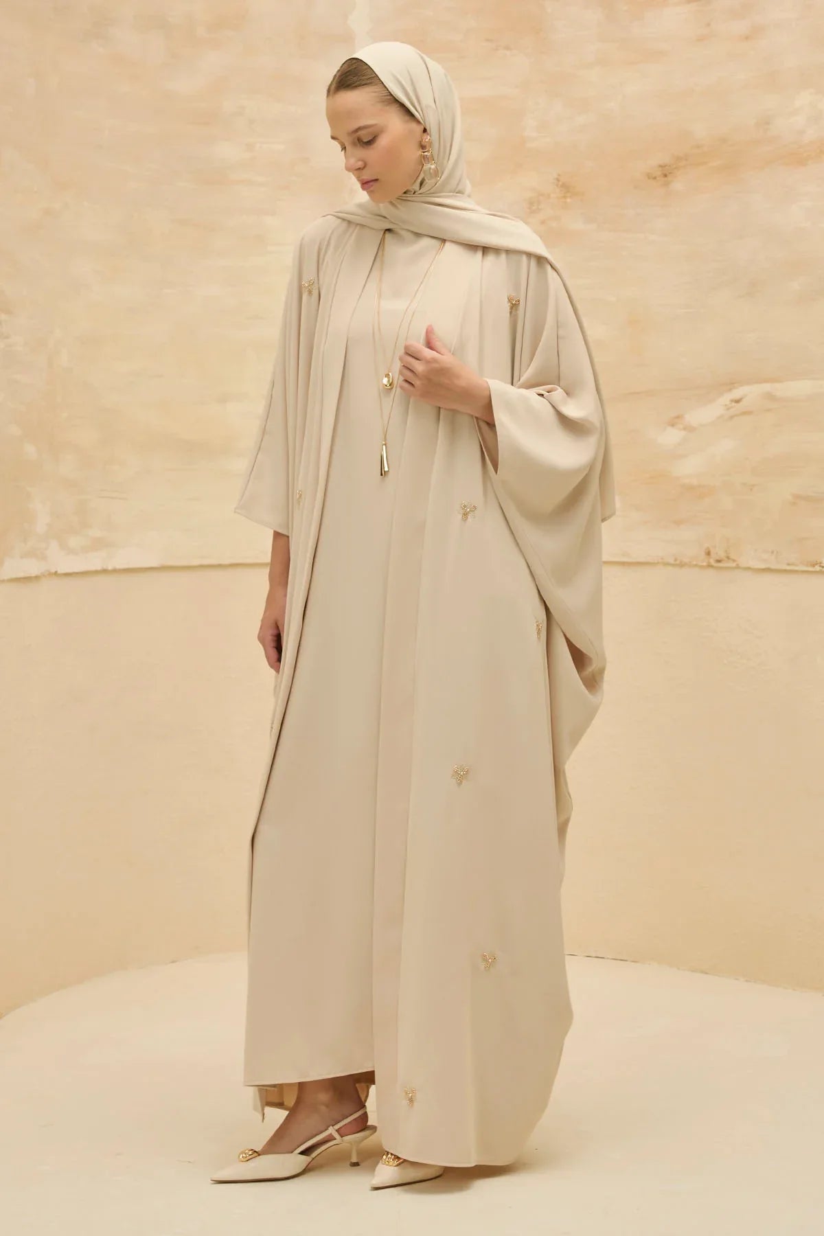 Zarif Çiçek Nakışlı Akışkan Kesim Yarasa Kol Taş Abaya