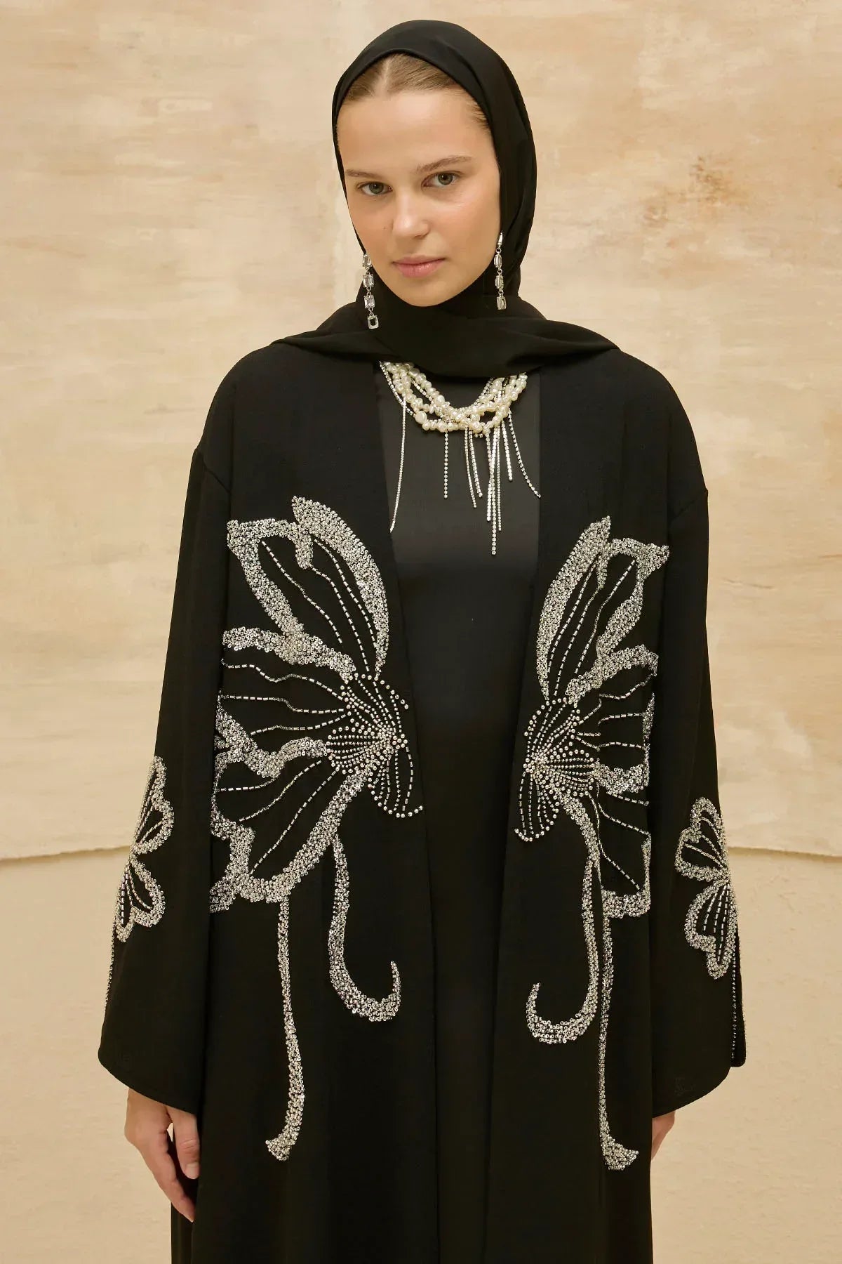 Yonca Taş Boncuk İşlemeli Kol Yırtmaçlı Uzun Siyah Abaya - VIADEL Atelier