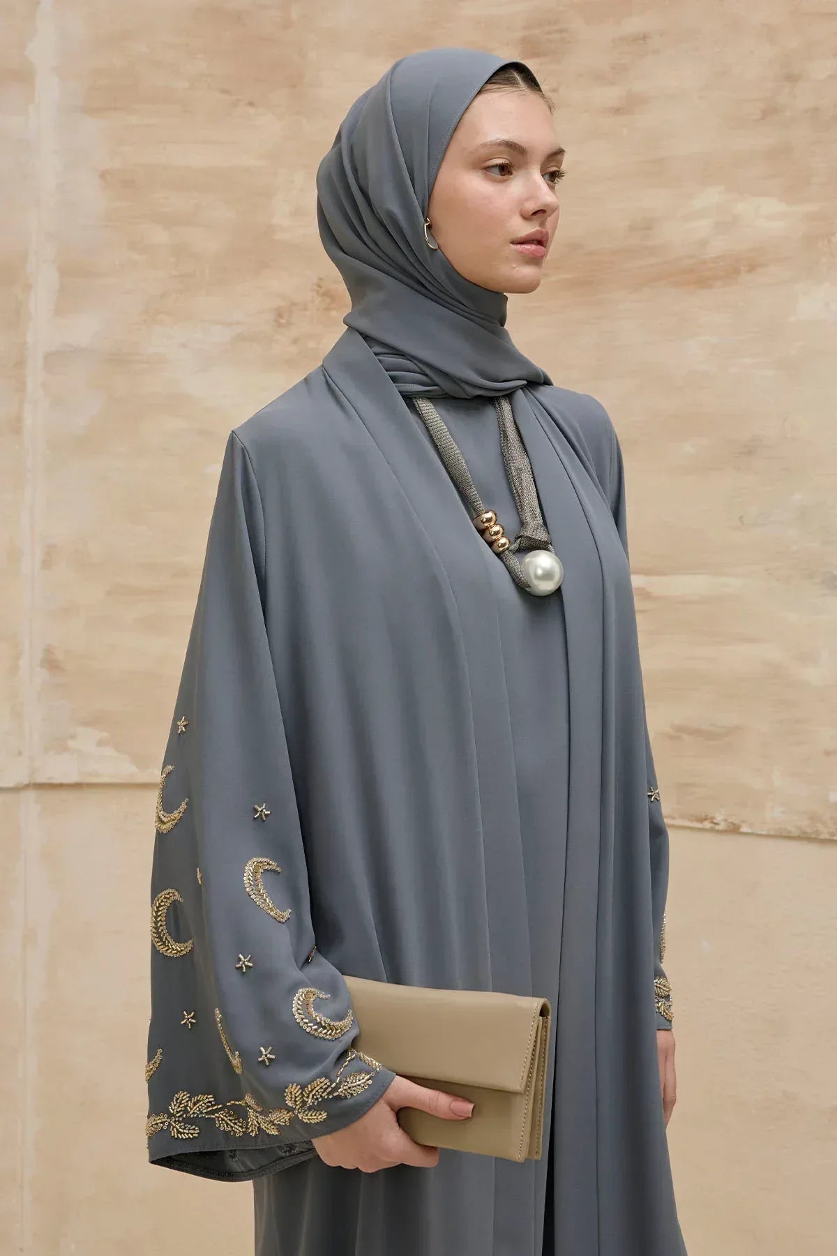 Gold Hilal Yıldız Nakışlı Tesettür Geniş Kol Uzun Gri Abaya - VIADEL Atelier
