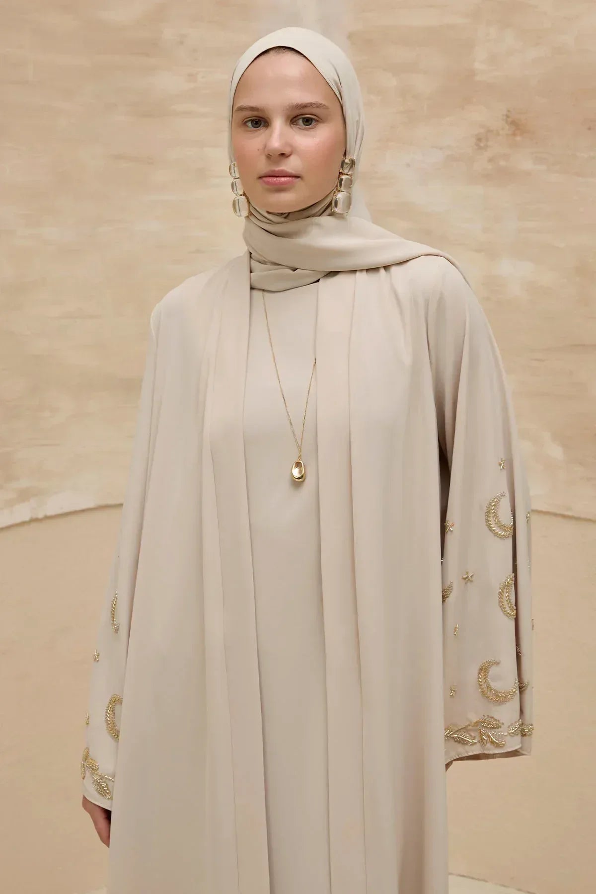 Gold Hilal Yıldız Nakışlı Tesettür Geniş Kol Uzun Taş Abaya - VIADEL Atelier