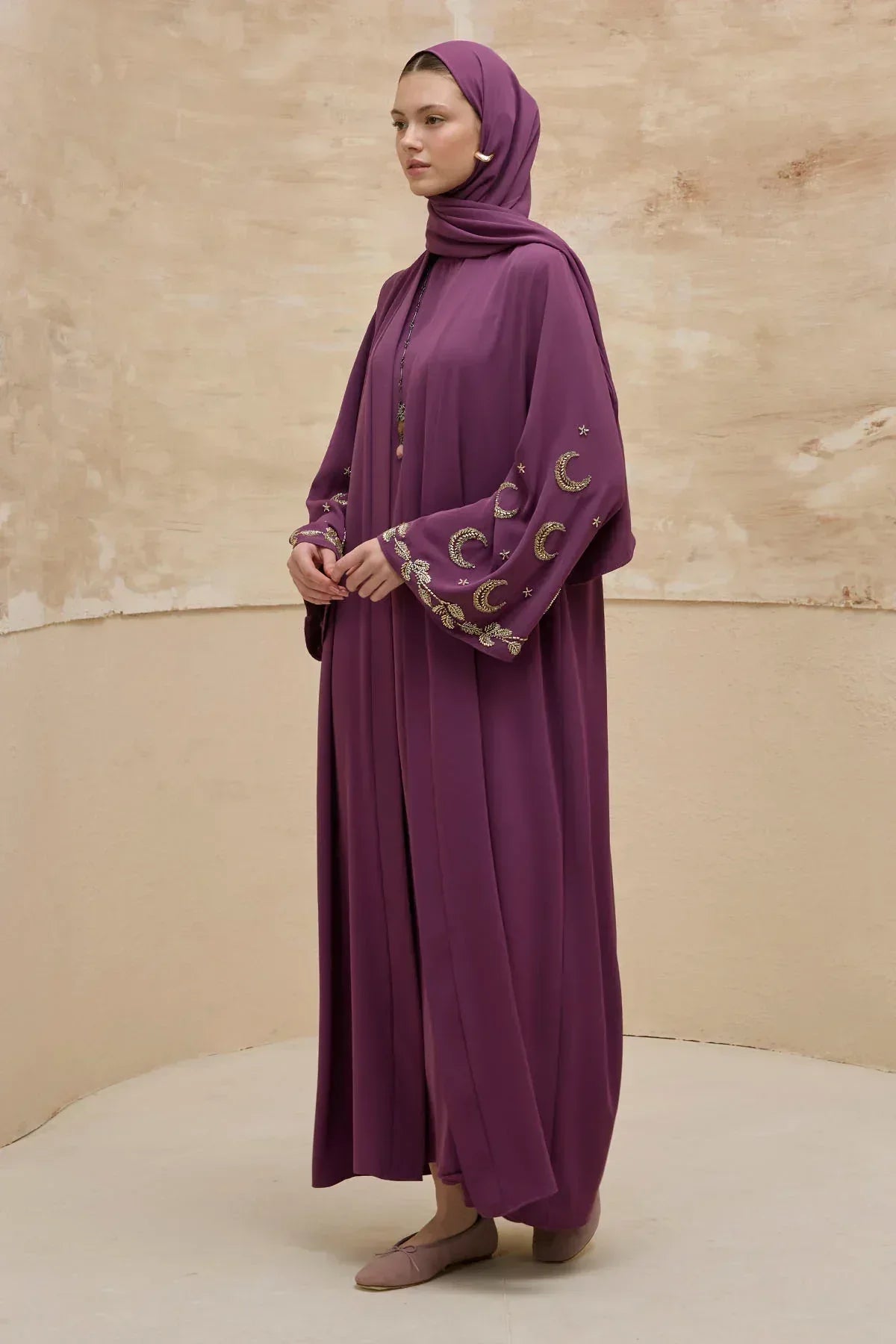 Gold Hilal Yıldız Nakışlı Tesettür Geniş Kol Uzun Mor Abaya - VIADEL Atelier