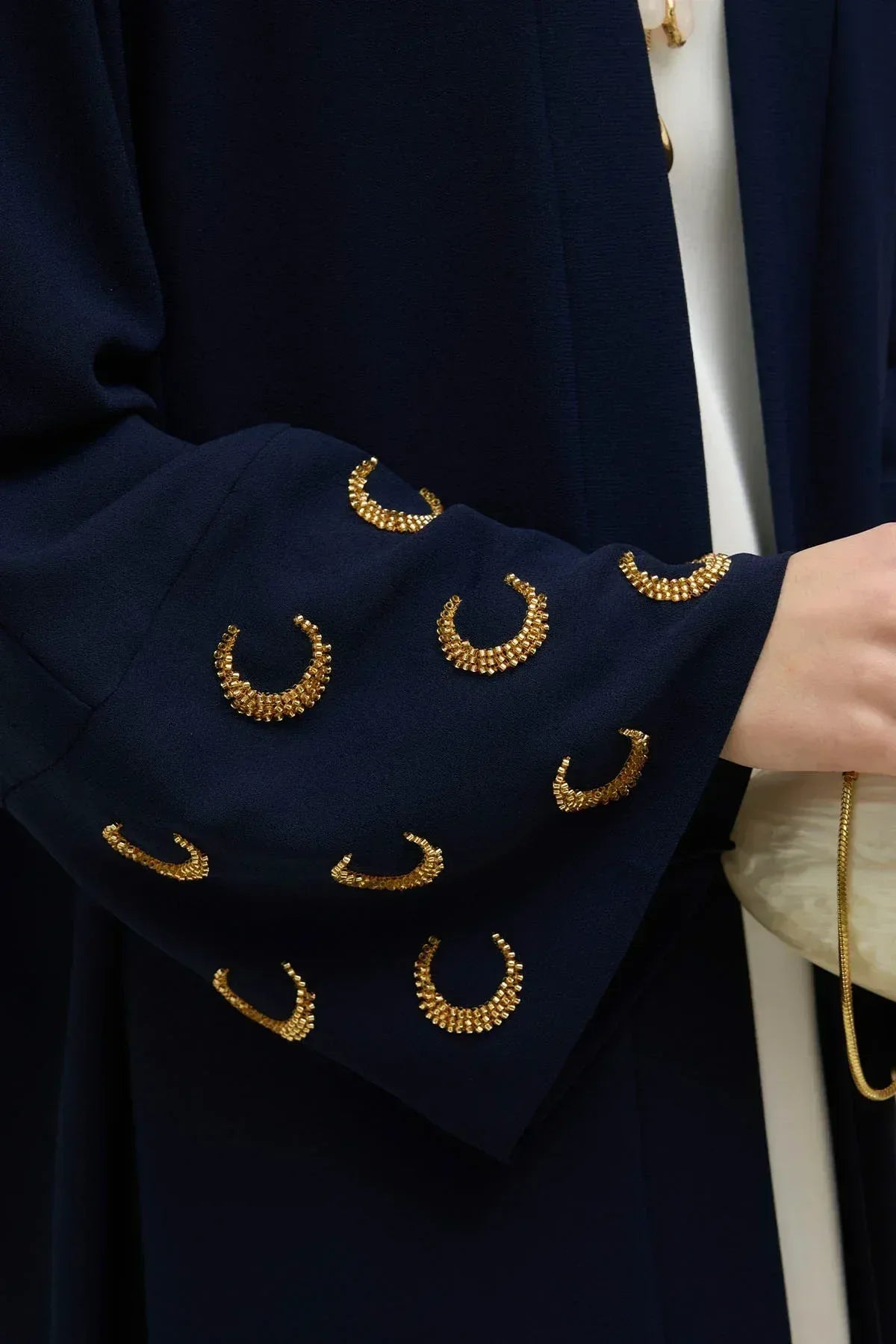 Ramazan Kerim Yazılı Gold Hilal İşlemeli Geniş Kol Uzun Lacivert Abaya - VIADEL Atelier