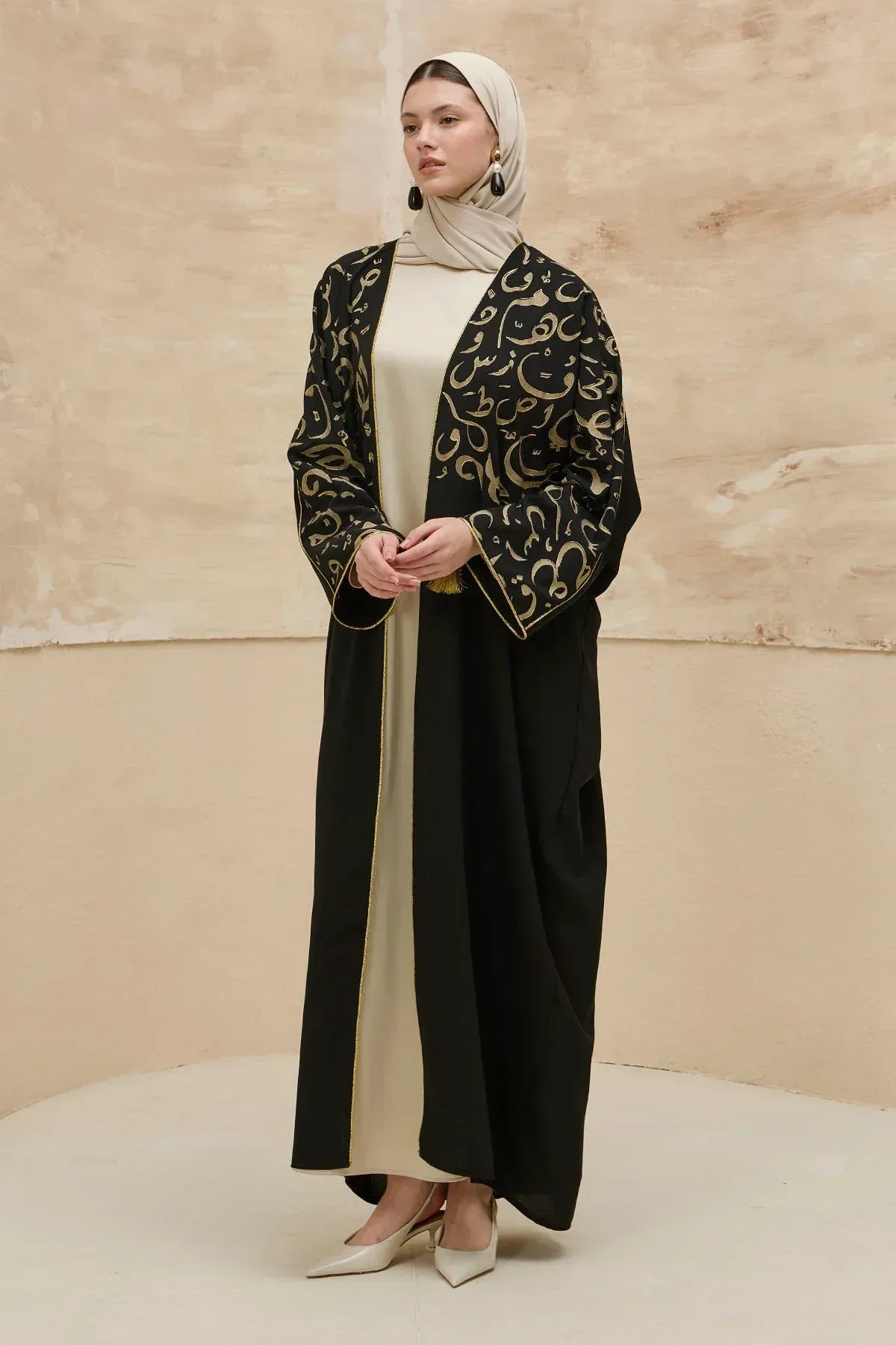 Kaligrafik Desenli Üst Form Omuz ve Kol Biyeli Uzun Siyah Abaya - VIADEL Atelier