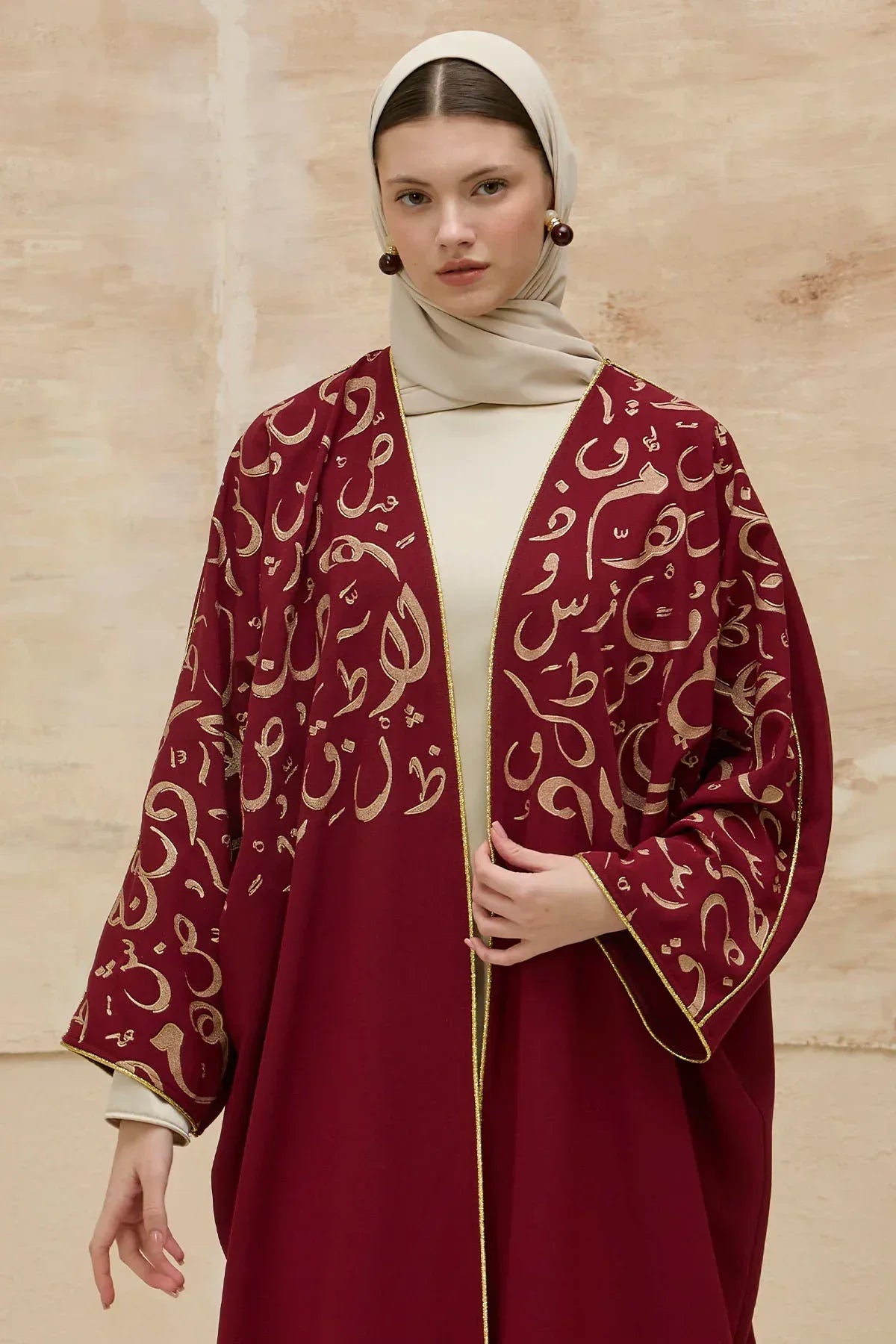 Kaligrafik Desenli Üst Form Omuz ve Kol Biyeli Uzun Bordo Abaya - VIADEL Atelier