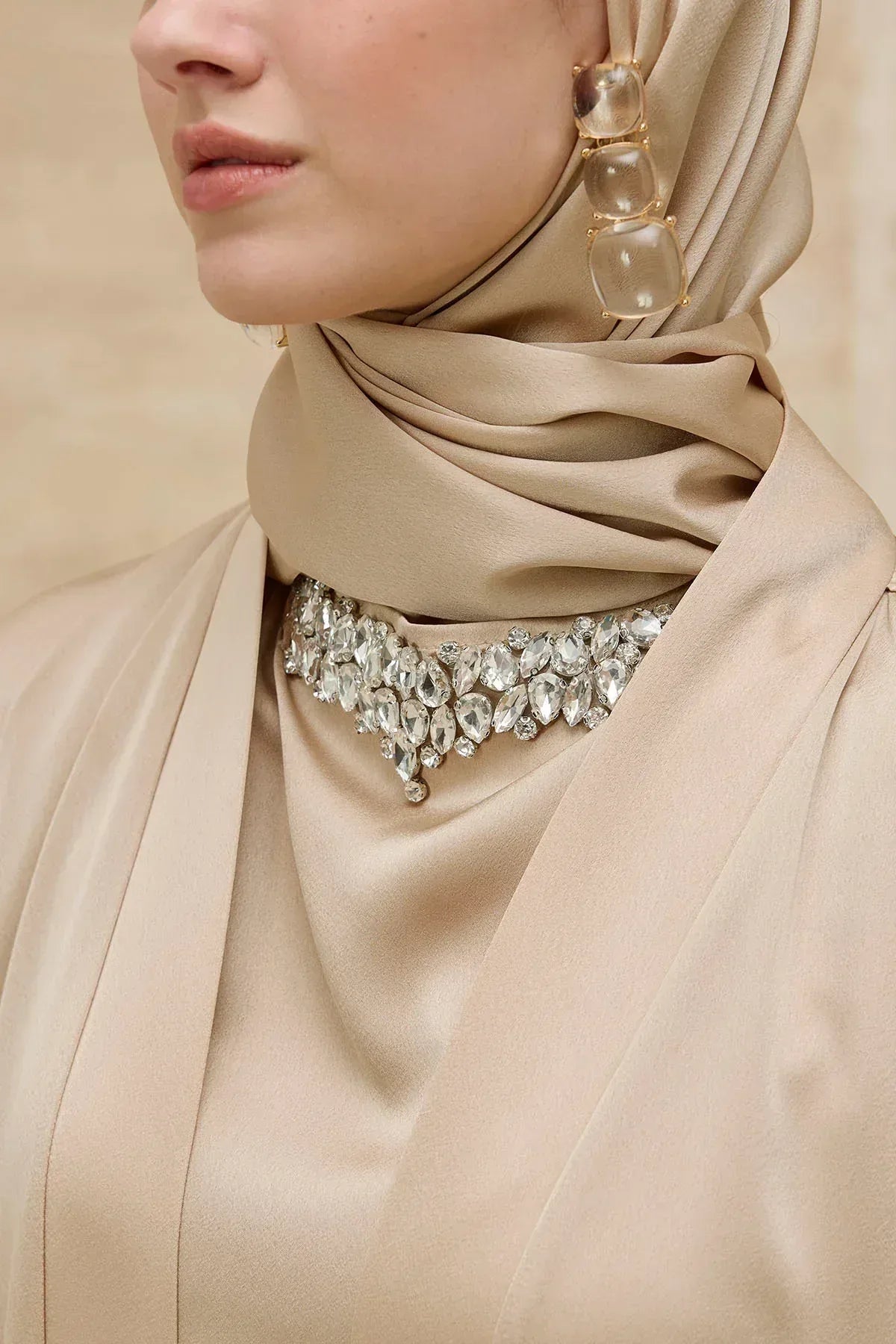 Taş İşlemeli Kum Saten Uzun Bej Abaya Takım - VIADEL Atelier