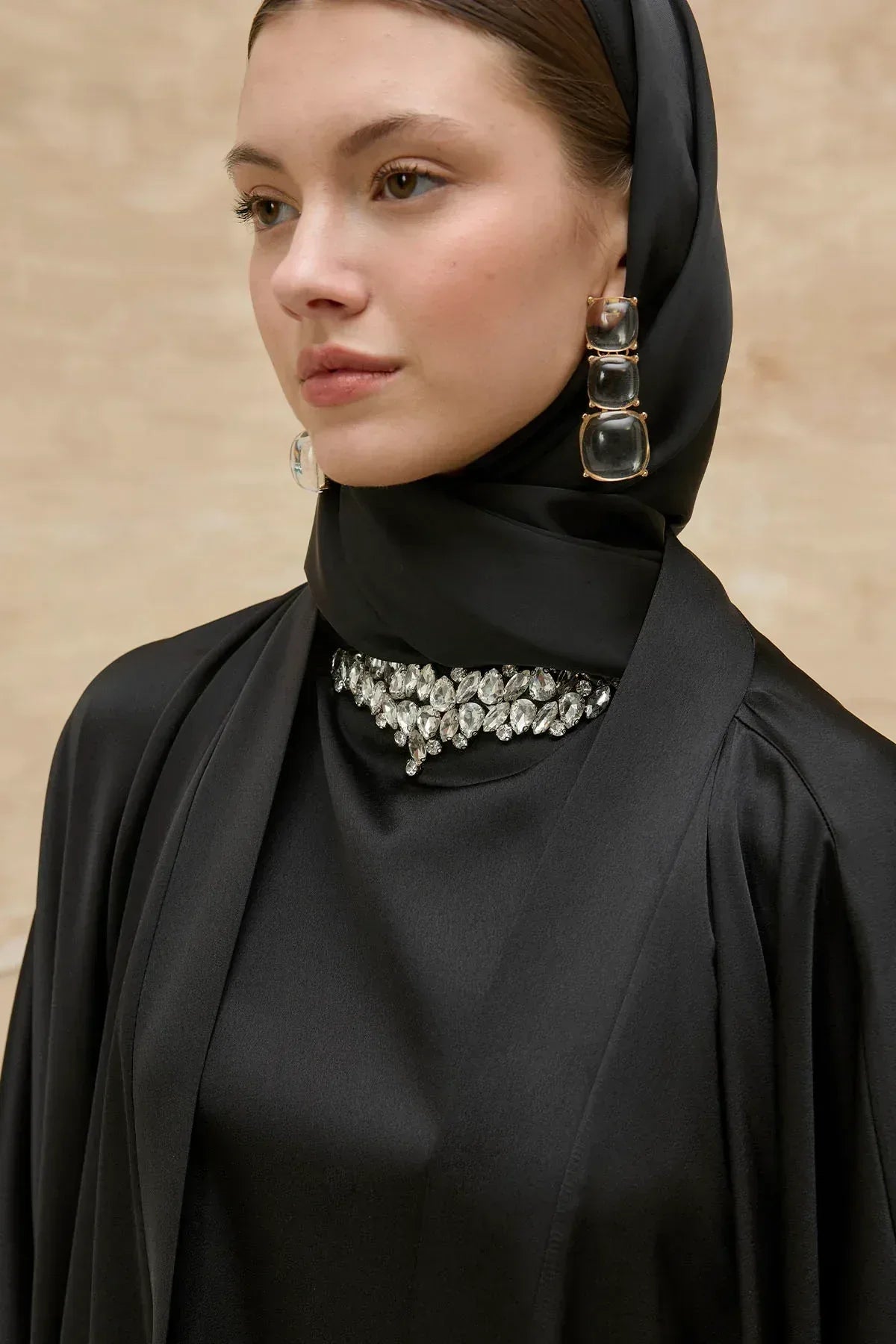 Taş İşlemeli Kum Saten Uzun Siyah Abaya Takım - VIADEL Atelier