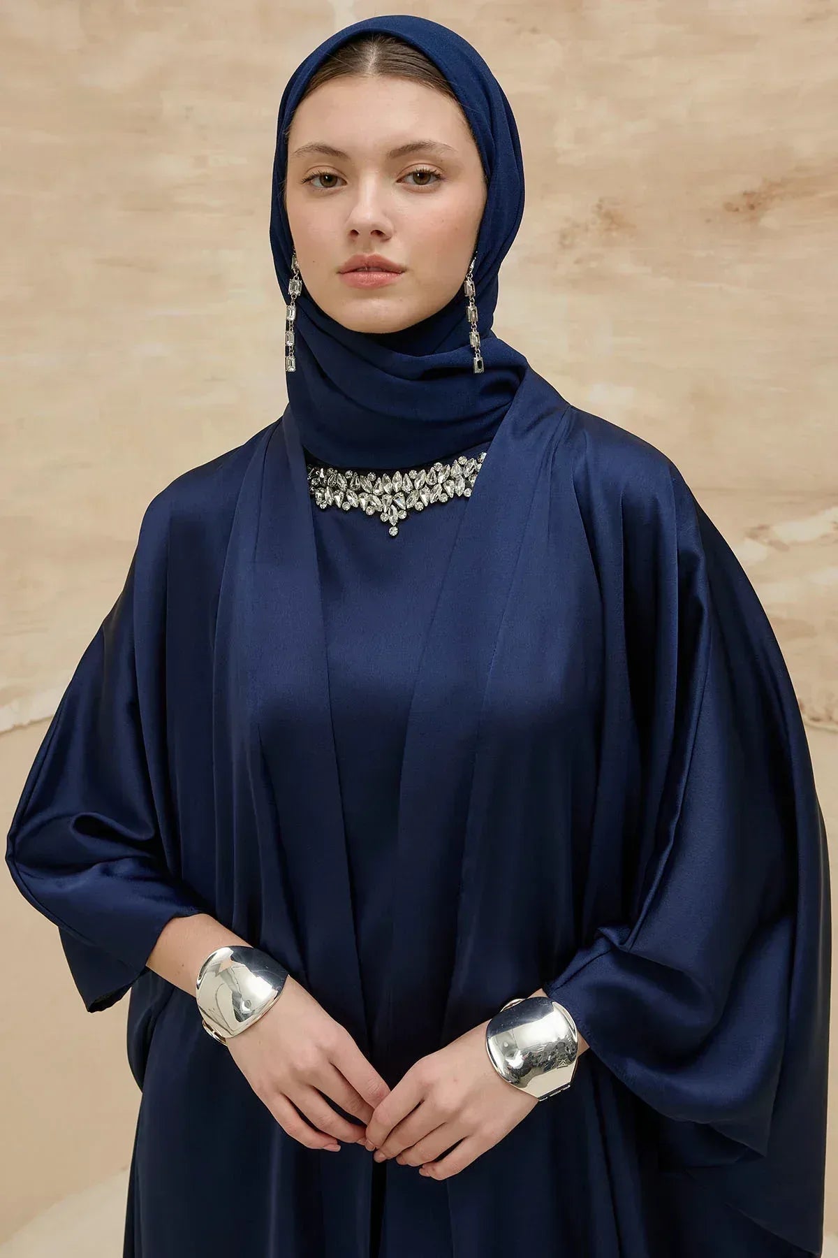 Taş İşlemeli Kum Saten Uzun Lacivert Abaya Takım - VIADEL Atelier
