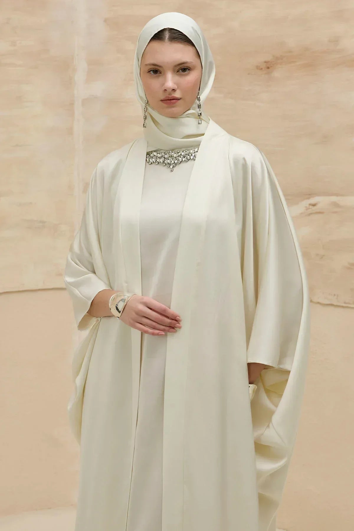 Taş İşlemeli Kum Saten Uzun Beyaz Abaya Takım - VIADEL Atelier