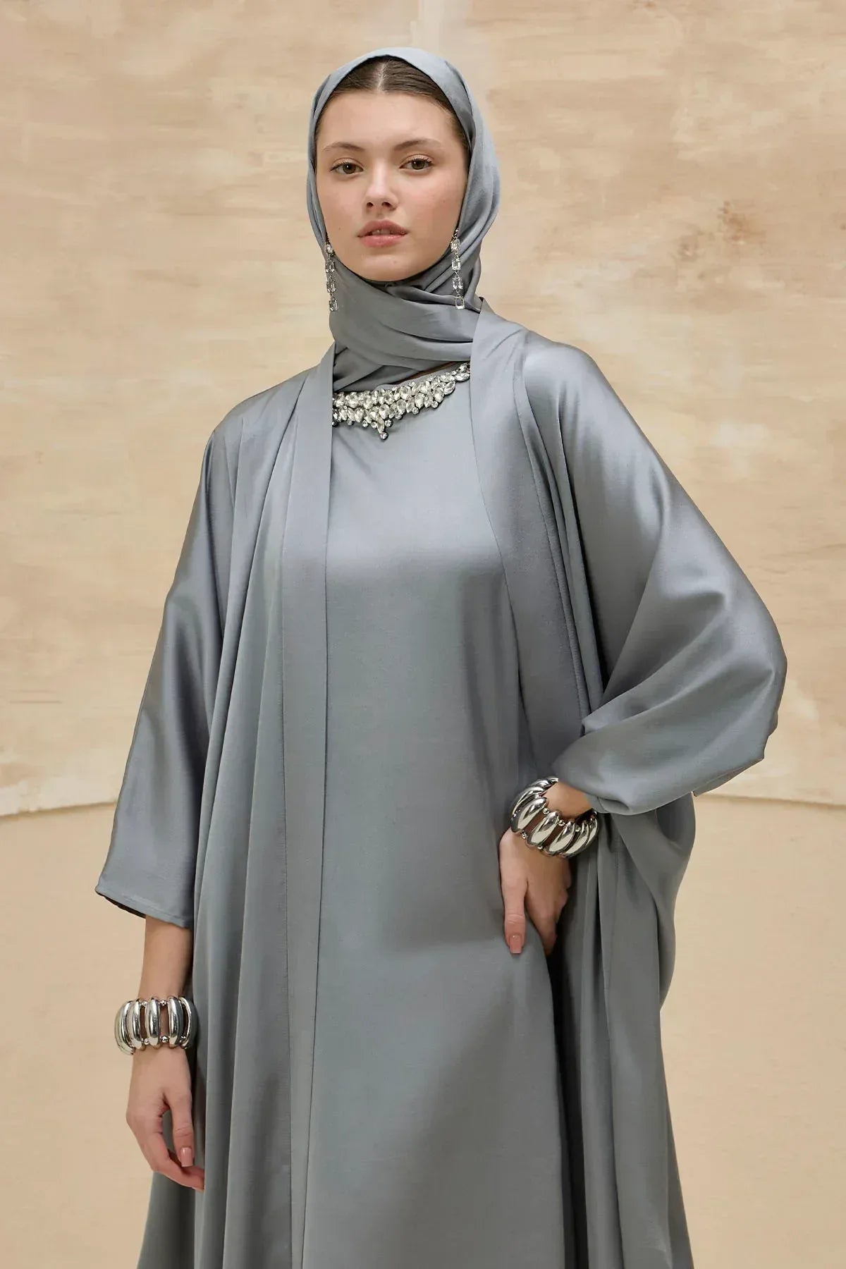 Taş İşlemeli Kum Saten Uzun Gri Abaya Takım - VIADEL Atelier