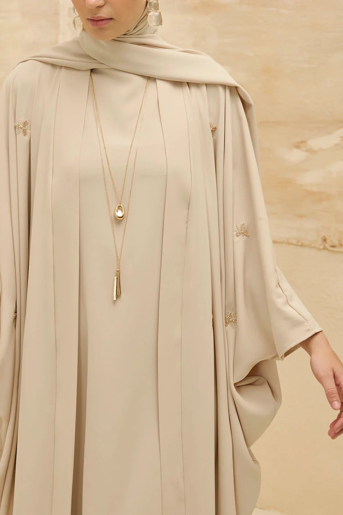 Zarif Çiçek Nakışlı Akışkan Kesim Yarasa Kol Taş Abaya