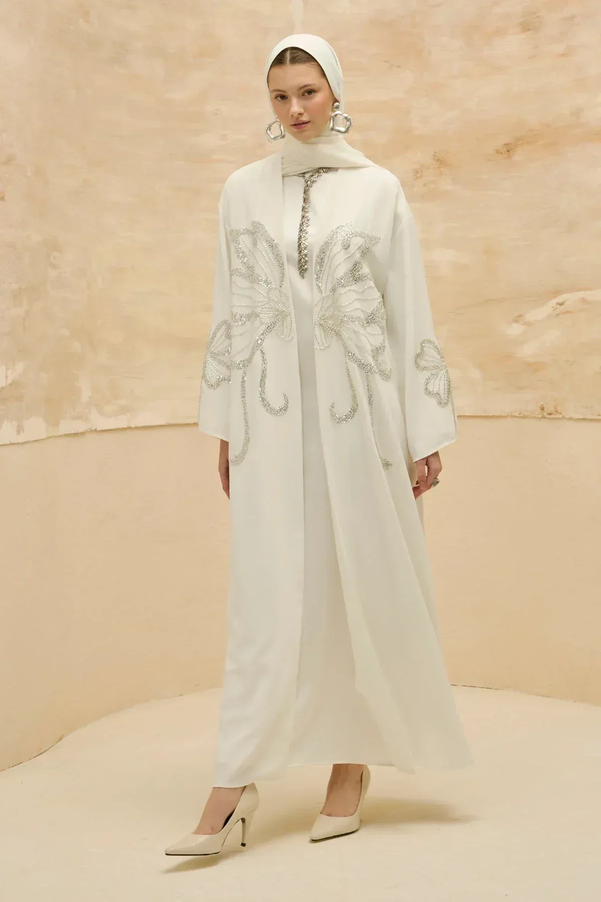 Yonca Taş Boncuk İşlemeli Kol Yırtmaçlı Uzun Beyaz Abaya - VIADEL Atelier