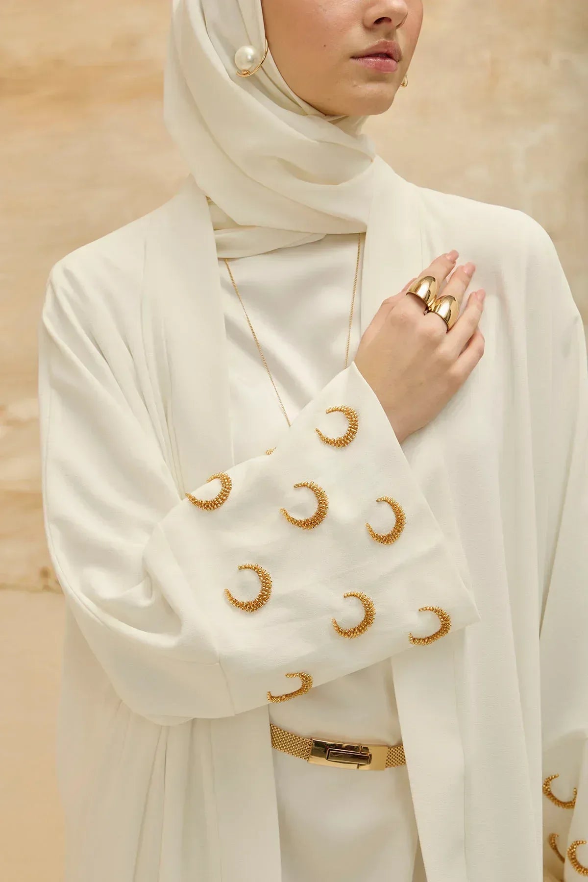 Ramazan Kerim Yazılı Gold Hilal İşlemeli Geniş Kol Uzun Beyaz Abaya - VIADEL Atelier