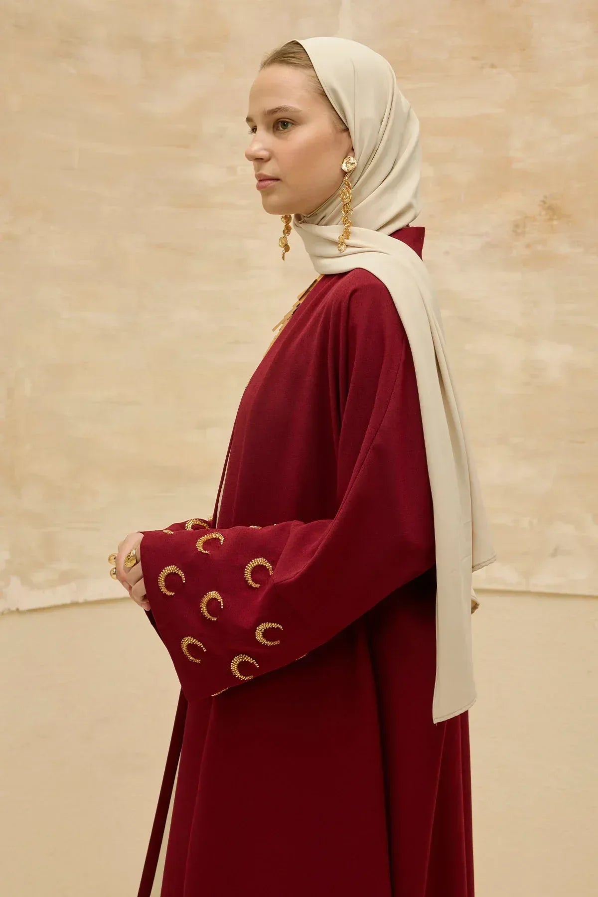 Ramazan Kerim Yazılı Gold Hilal İşlemeli Geniş Kol Uzun Bordo Abaya - VIADEL Atelier