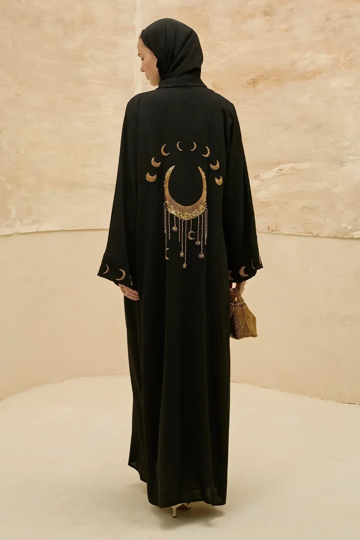 Ramazan Özel Gold Hilalin Evreleri ve Ay Yıldız İşlemeli Tesettür Uzun Siyah Abaya - VIADEL Atelier