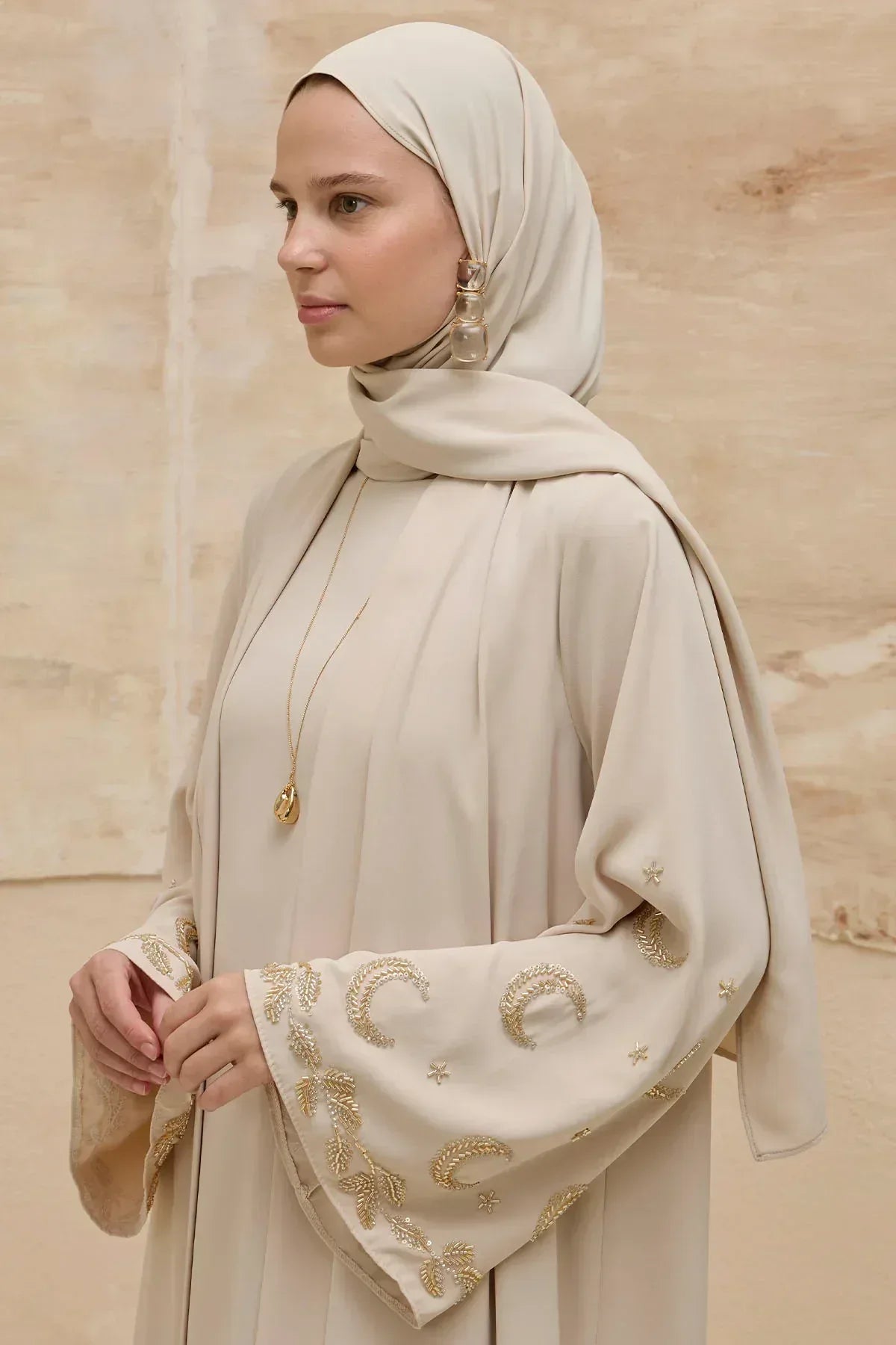 Gold Hilal Yıldız Nakışlı Tesettür Geniş Kol Uzun Taş Abaya - VIADEL Atelier
