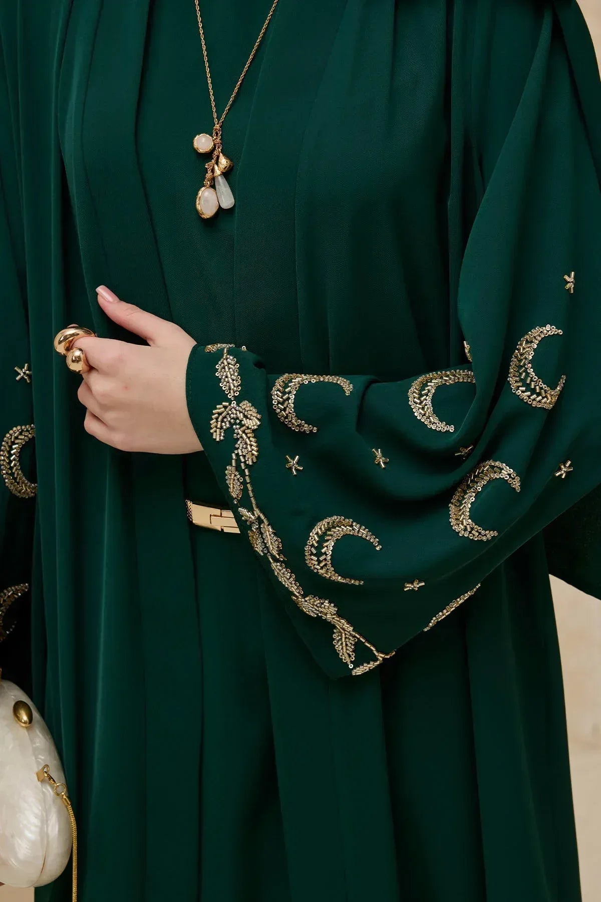 Gold Hilal Yıldız Nakışlı Tesettür Geniş Kol Uzun Zümrüt Abaya - VIADEL Atelier