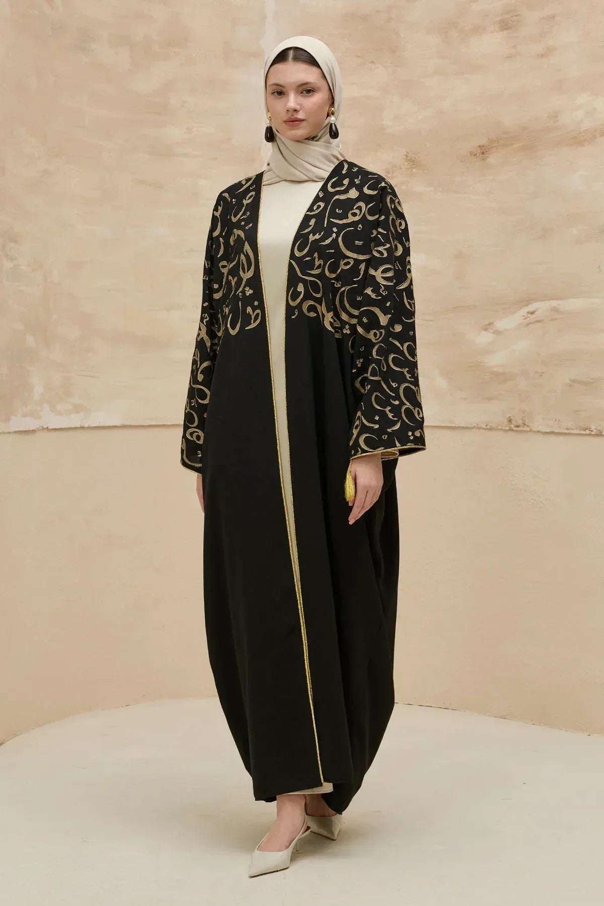 Kaligrafik Desenli Üst Form Omuz ve Kol Biyeli Uzun Siyah Abaya - VIADEL Atelier