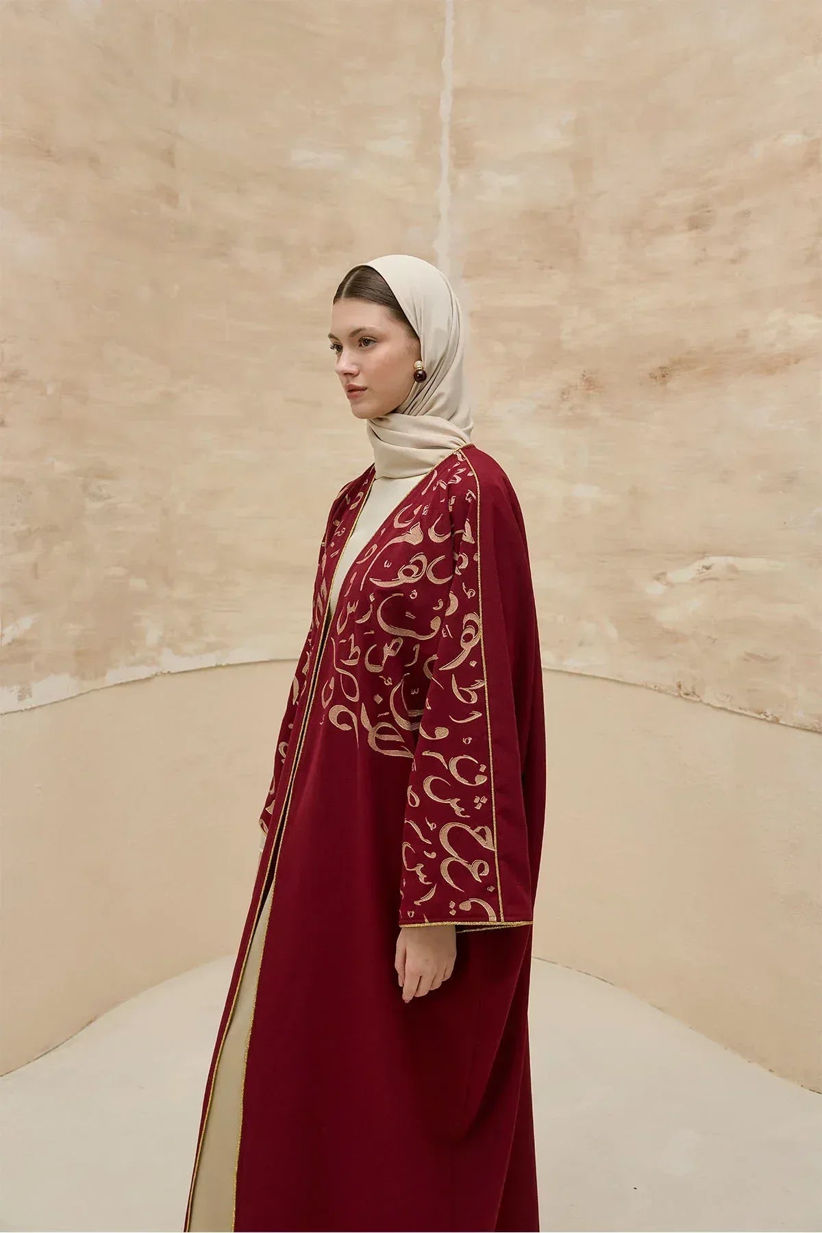 Kaligrafik Desenli Üst Form Omuz ve Kol Biyeli Uzun Bordo Abaya - VIADEL Atelier