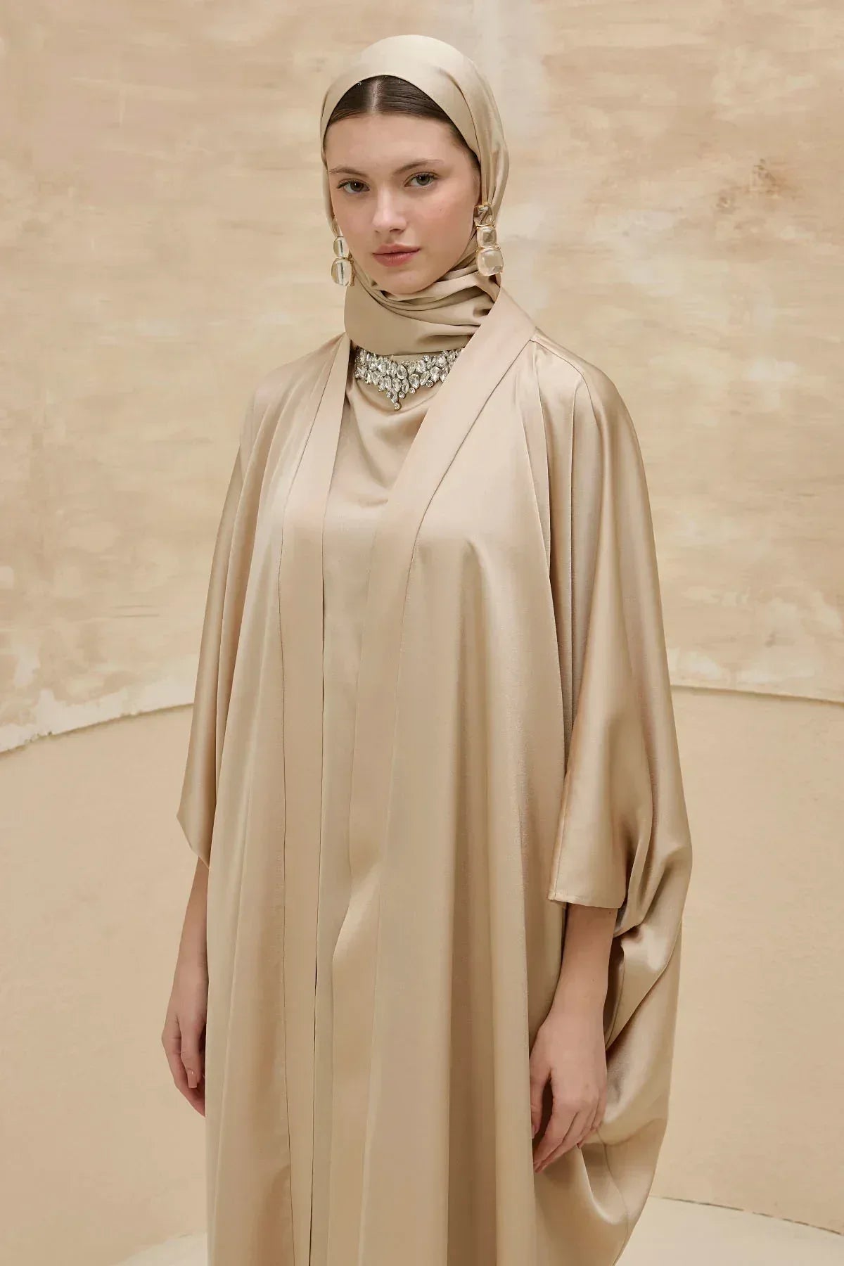 Taş İşlemeli Kum Saten Uzun Bej Abaya Takım - VIADEL Atelier
