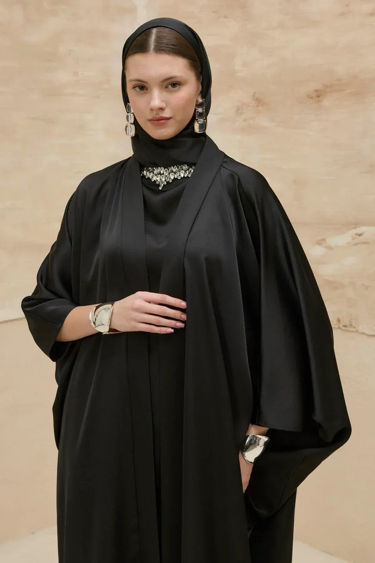 Taş İşlemeli Kum Saten Uzun Siyah Abaya Takım - VIADEL Atelier