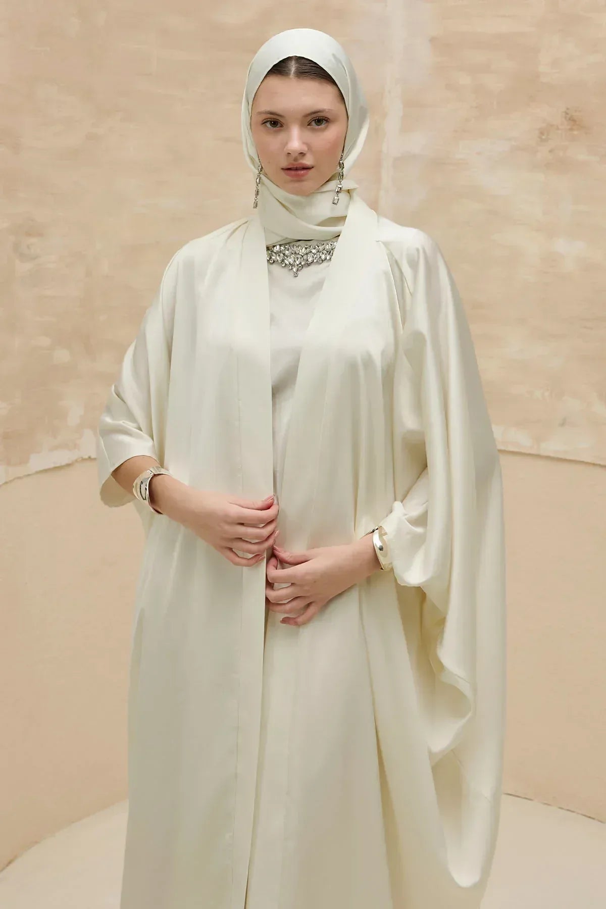 Taş İşlemeli Kum Saten Uzun Beyaz Abaya Takım - VIADEL Atelier