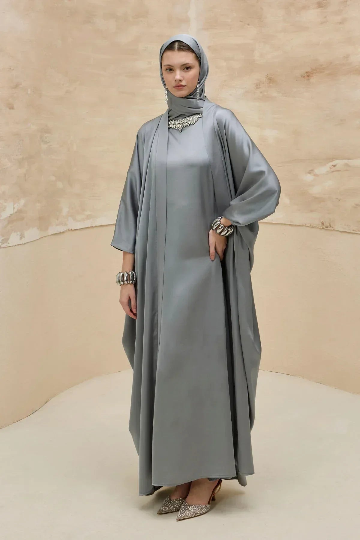 Taş İşlemeli Kum Saten Uzun Gri Abaya Takım - VIADEL Atelier