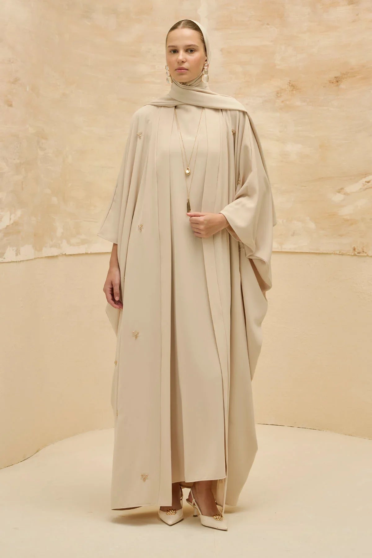 Zarif Çiçek Nakışlı Akışkan Kesim Yarasa Kol Taş Abaya