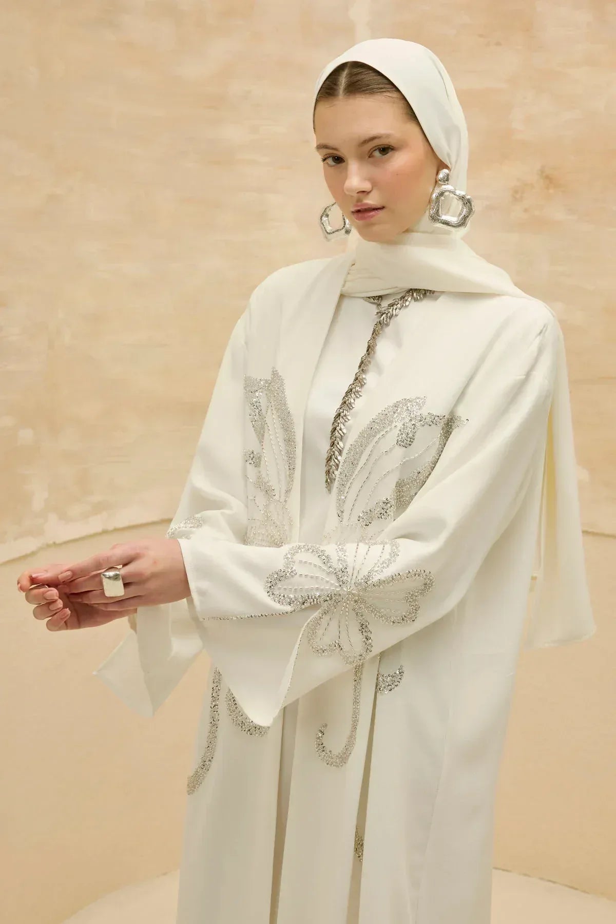 Yonca Taş Boncuk İşlemeli Kol Yırtmaçlı Uzun Beyaz Abaya - VIADEL Atelier