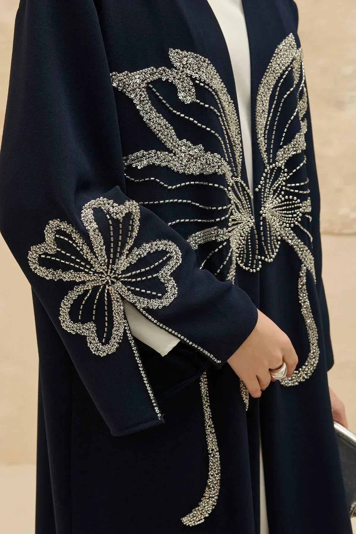 Yonca Taş Boncuk İşlemeli Kol Yırtmaçlı Uzun Lacivert Abaya - VIADEL Atelier