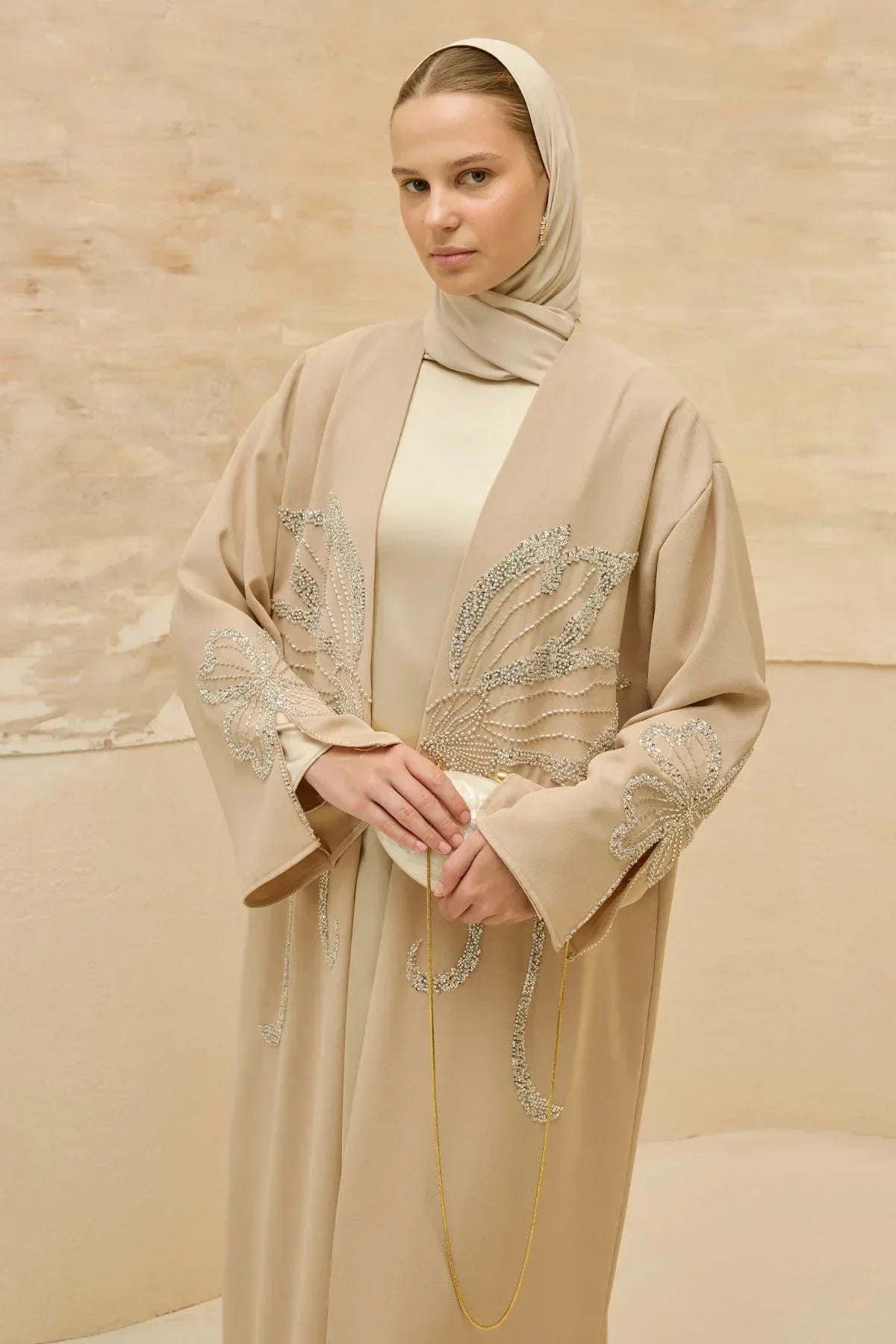 Yonca Taş Boncuk İşlemeli Kol Yırtmaçlı Uzun Bej Abaya - VIADEL Atelier