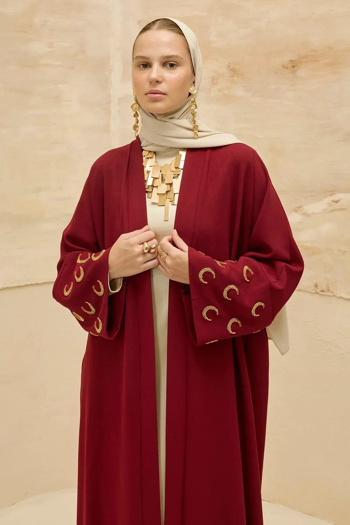 Ramazan Kerim Yazılı Gold Hilal İşlemeli Geniş Kol Uzun Bordo Abaya - VIADEL Atelier