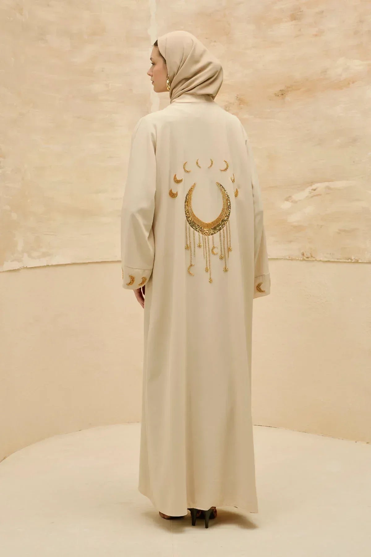 Ramazan Özel Gold Hilalin Evreleri ve Ay Yıldız İşlemeli Tesettür Uzun Bej Abaya - VIADEL Atelier