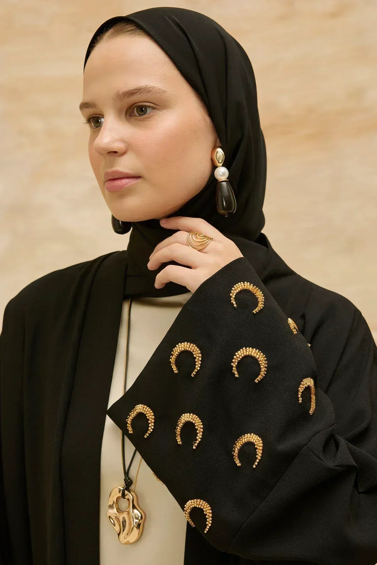 Ramazan Kerim Yazılı Gold Hilal İşlemeli Geniş Kol Uzun Siyah Abaya - VIADEL Atelier