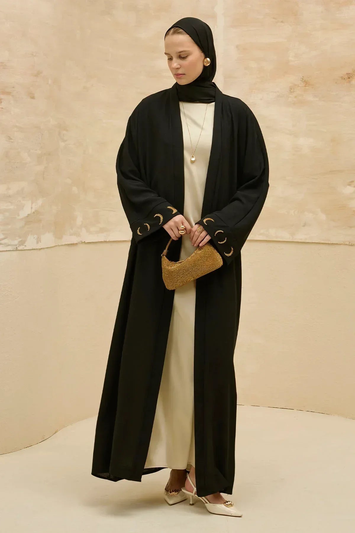 Ramazan Özel Gold Hilalin Evreleri ve Ay Yıldız İşlemeli Tesettür Uzun Siyah Abaya - VIADEL Atelier