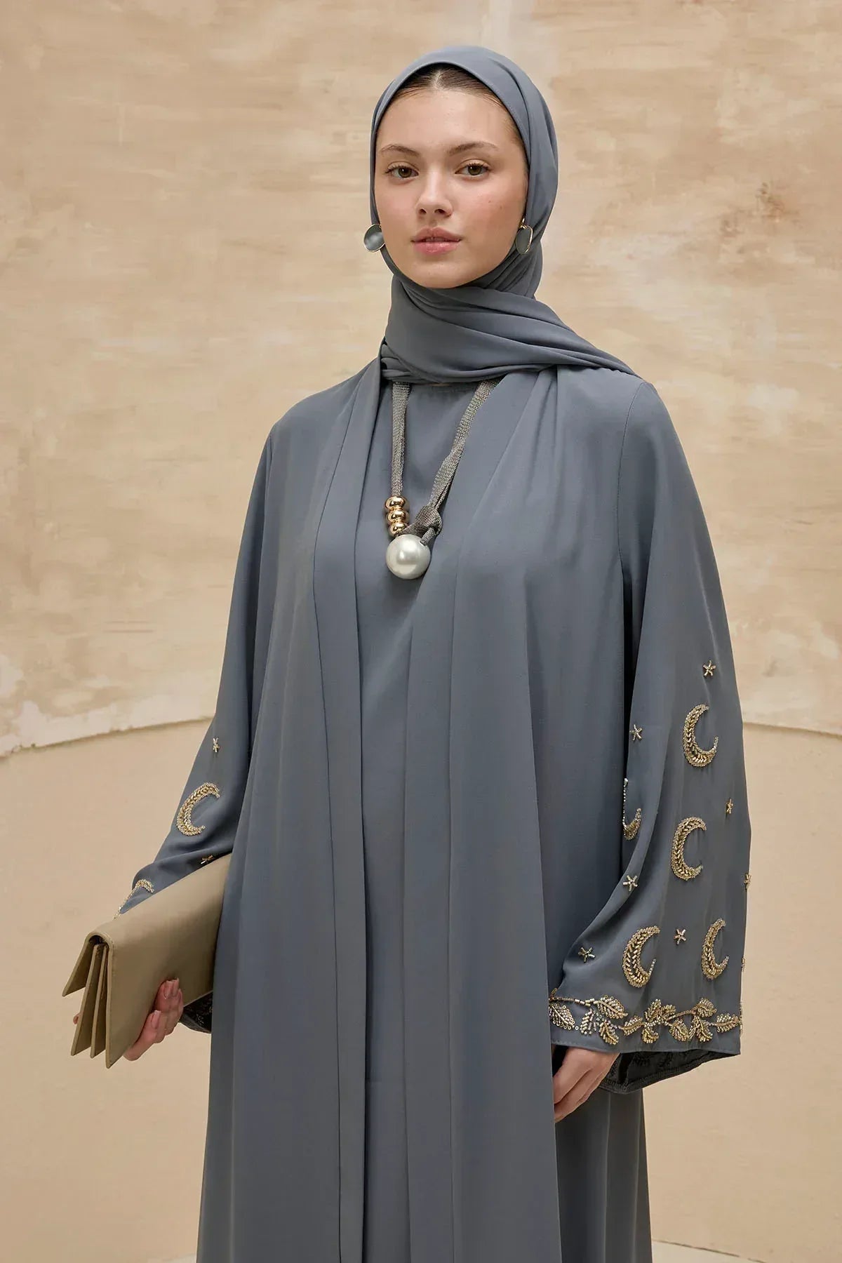 Gold Hilal Yıldız Nakışlı Tesettür Geniş Kol Uzun Gri Abaya - VIADEL Atelier