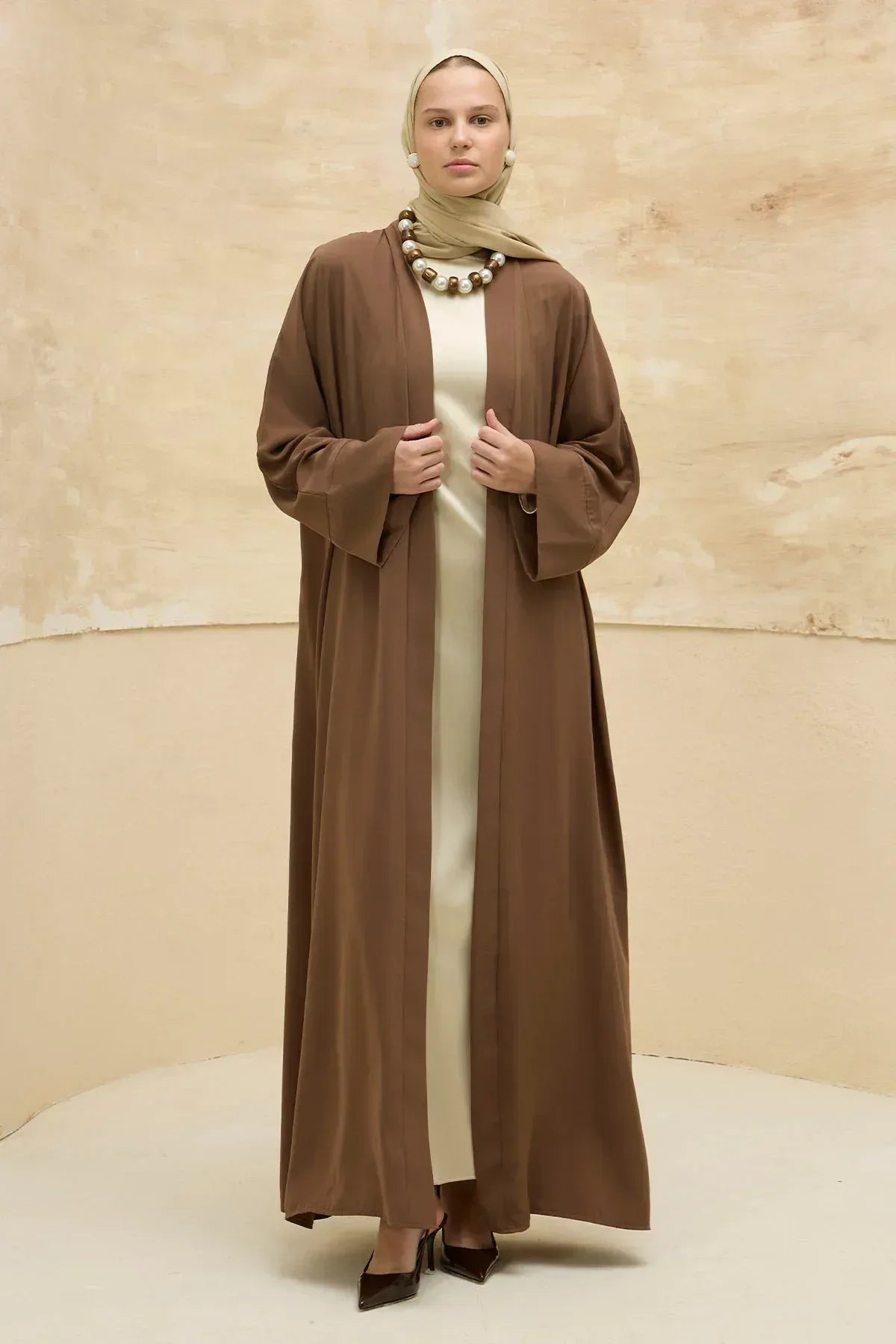 Ramazan Mübarek Yazılı Sırt Gold Boncuk Nakış İşlemeli Kahverengi Abaya - VIADEL Atelier