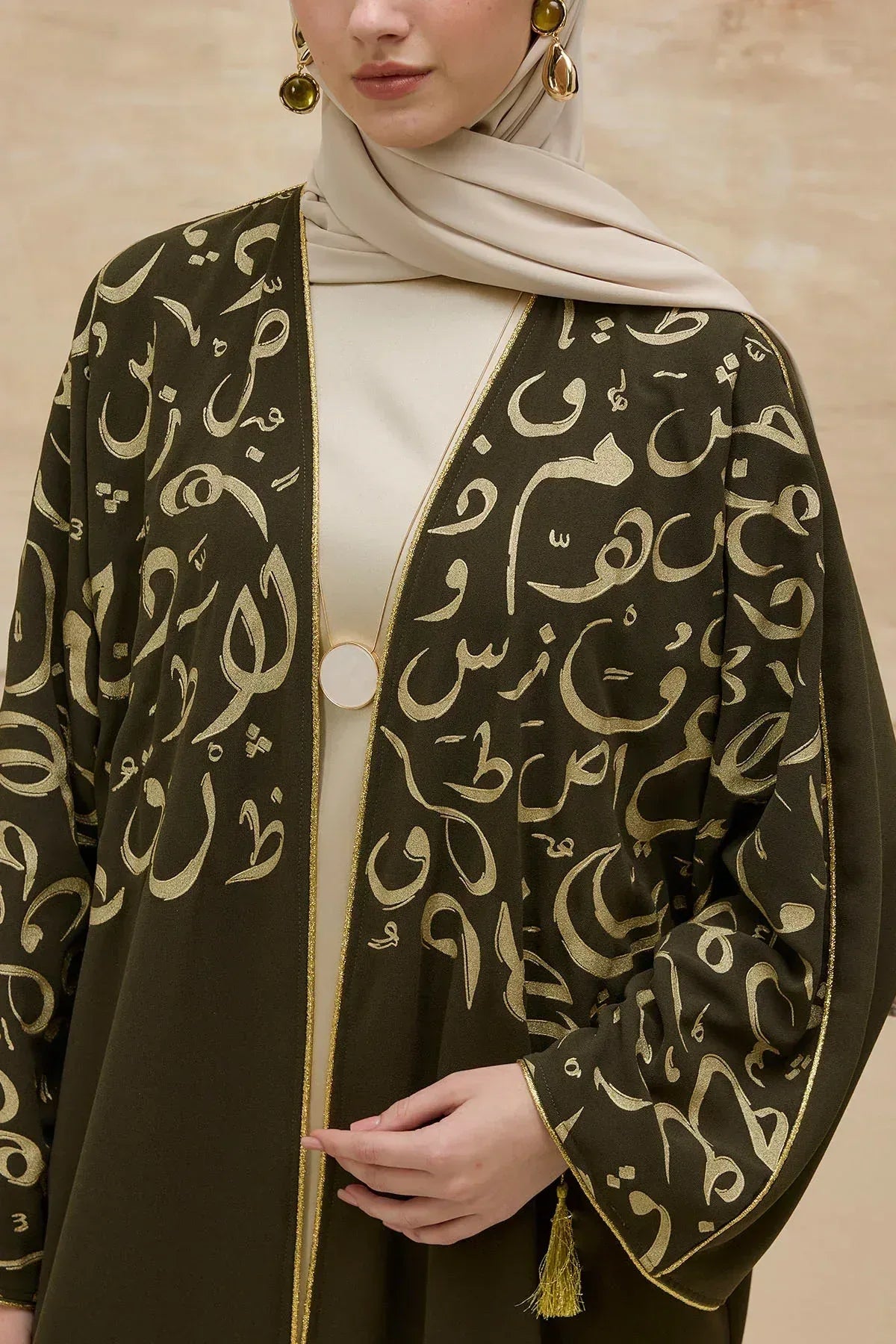 Kaligrafik Desenli Üst Form Omuz ve Kol Biyeli Uzun Haki Abaya - VIADEL Atelier