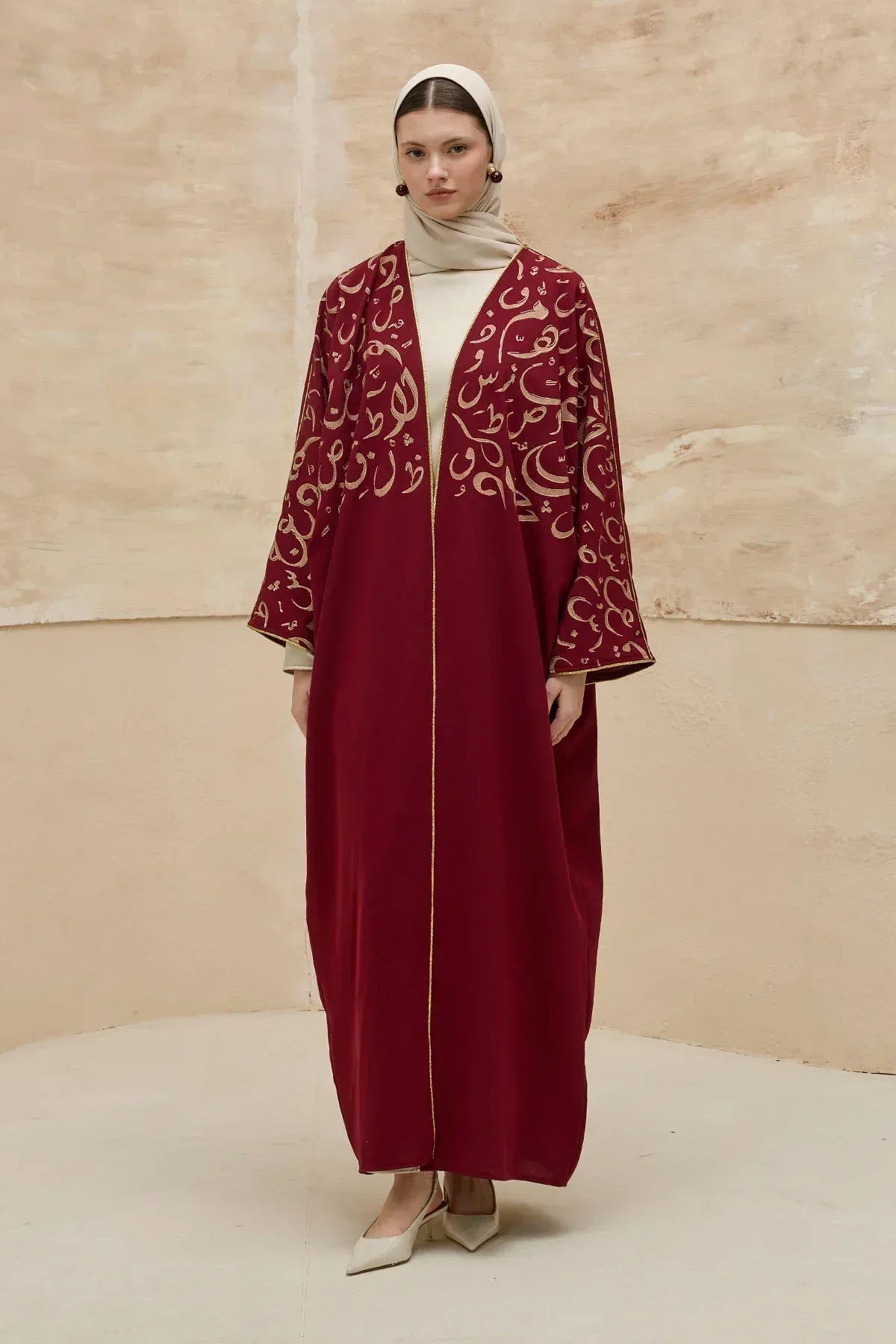 Kaligrafik Desenli Üst Form Omuz ve Kol Biyeli Uzun Bordo Abaya - VIADEL Atelier